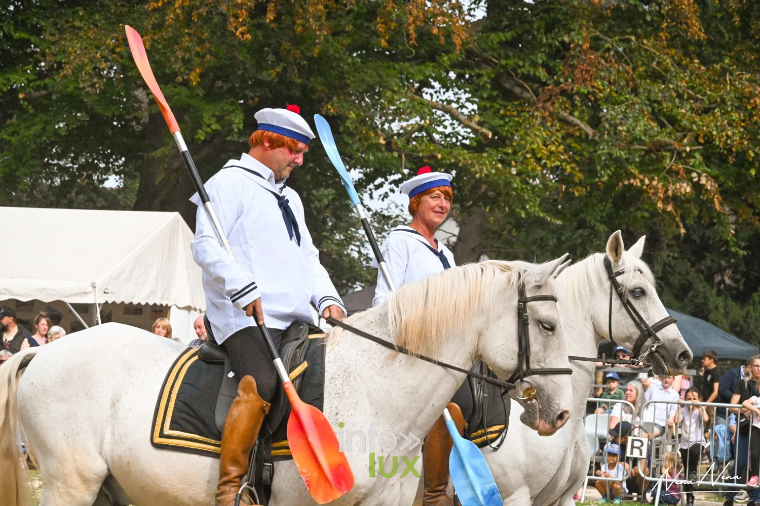 Journées du Cheval 2026 à Braine-l’Alleud, parc du Cheneau : deux cavaliers costumés en marins, pagaies levées