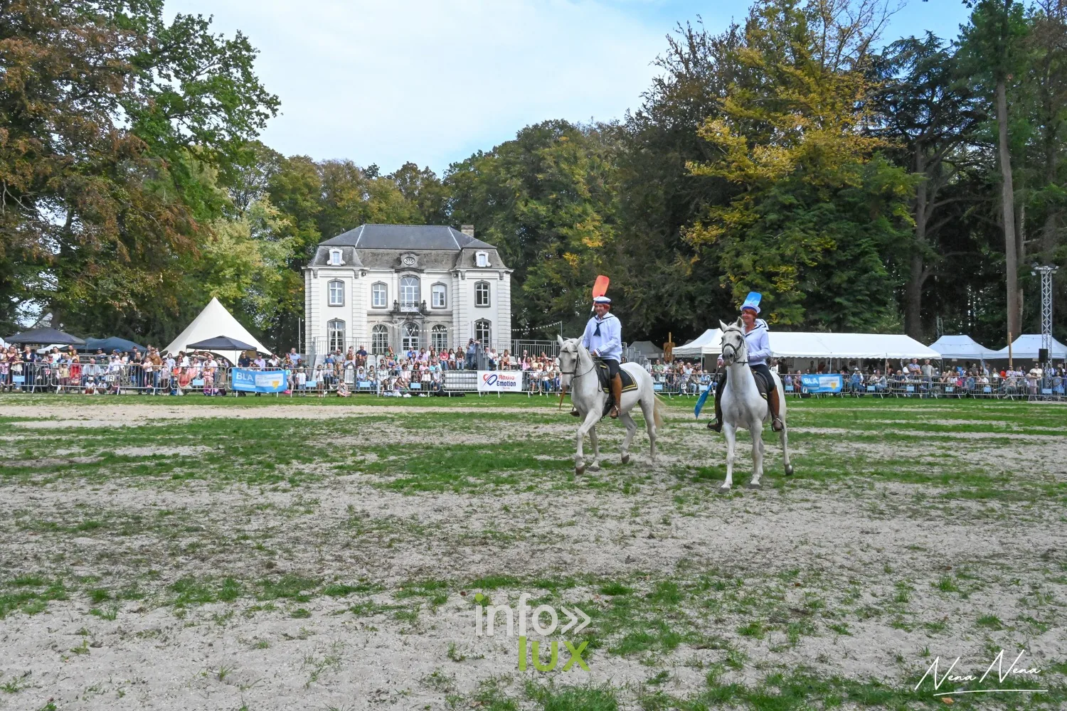 Journées du Cheval 2026 à Braine-l’Alleud, parc du Cheneau : les deux cavaliers en marins sur la grande piste, château en fond
