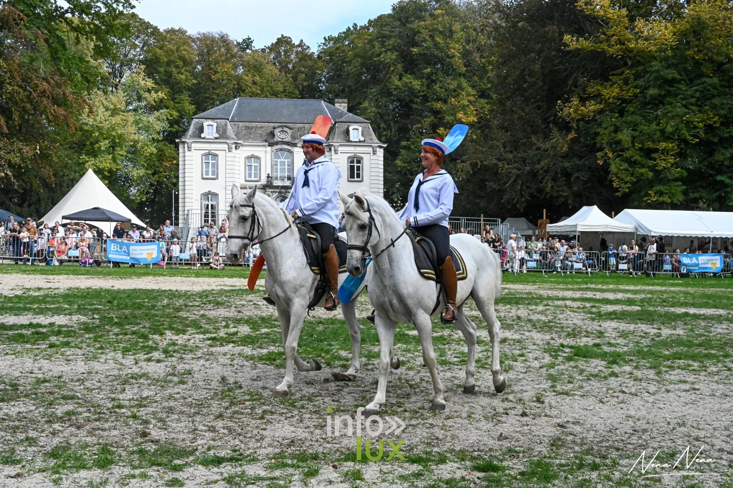 Journées du Cheval 2026 à Braine-l’Alleud, parc du Cheneau : les cavaliers en marins, pagaies en main, devant le château