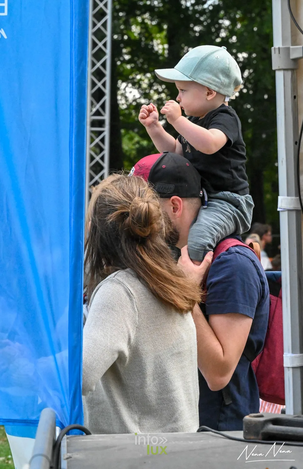 Journées du Cheval 2026 à Braine-l’Alleud, parc du Cheneau : un enfant sur les épaules d’un adulte, dans le public