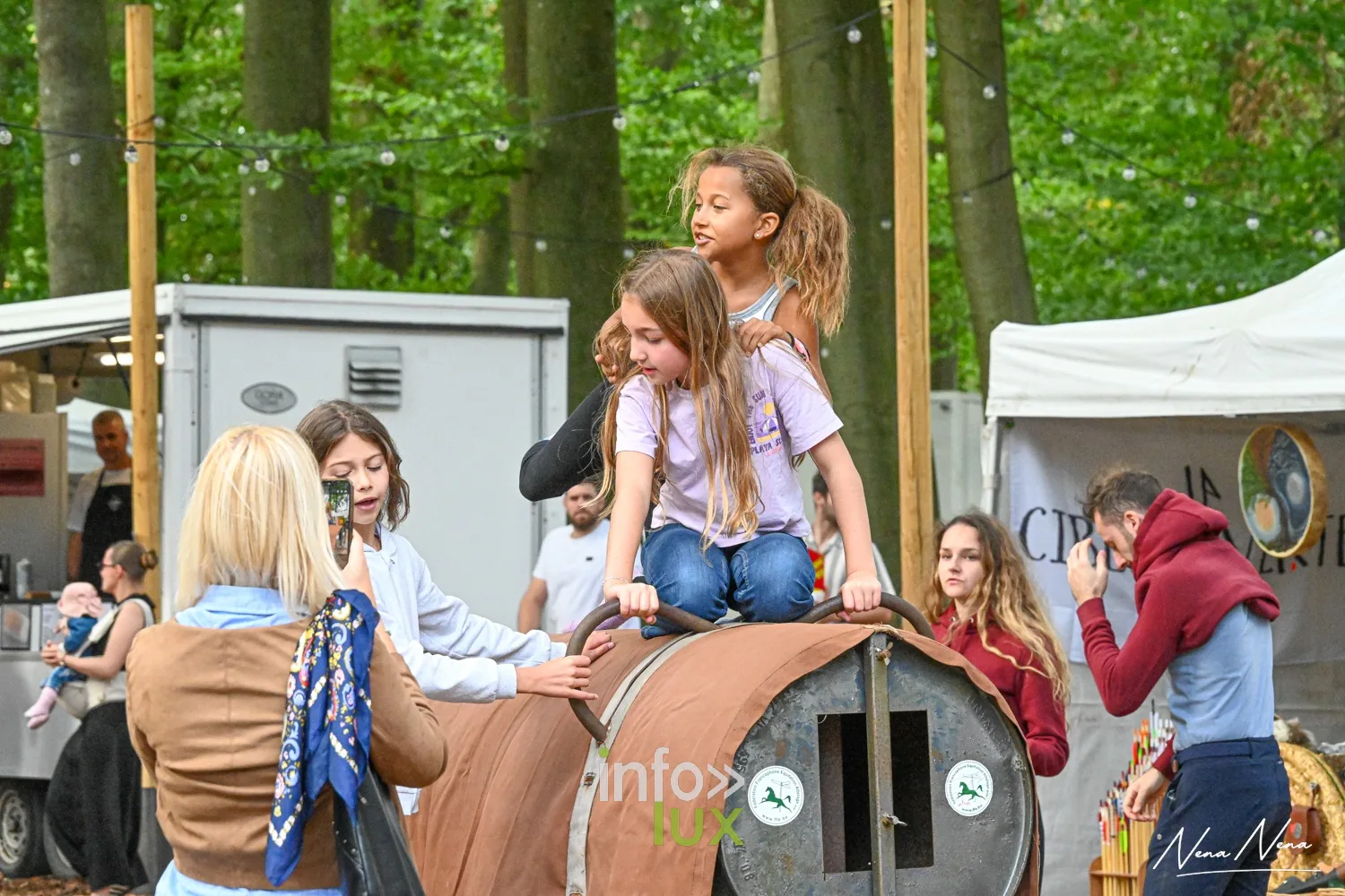 Journées du Cheval 2026 à Braine-l’Alleud, parc du Cheneau : des enfants sur un jeu en bois en forme de cheval