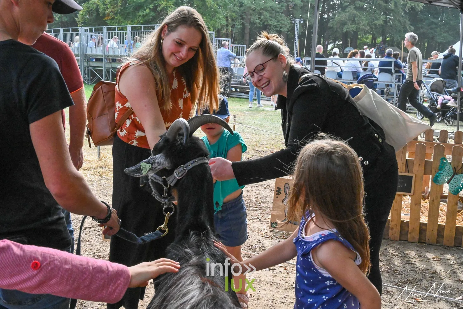 Journées du Cheval 2026 à Braine-l’Alleud, parc du Cheneau : des enfants caressent une chèvre noire