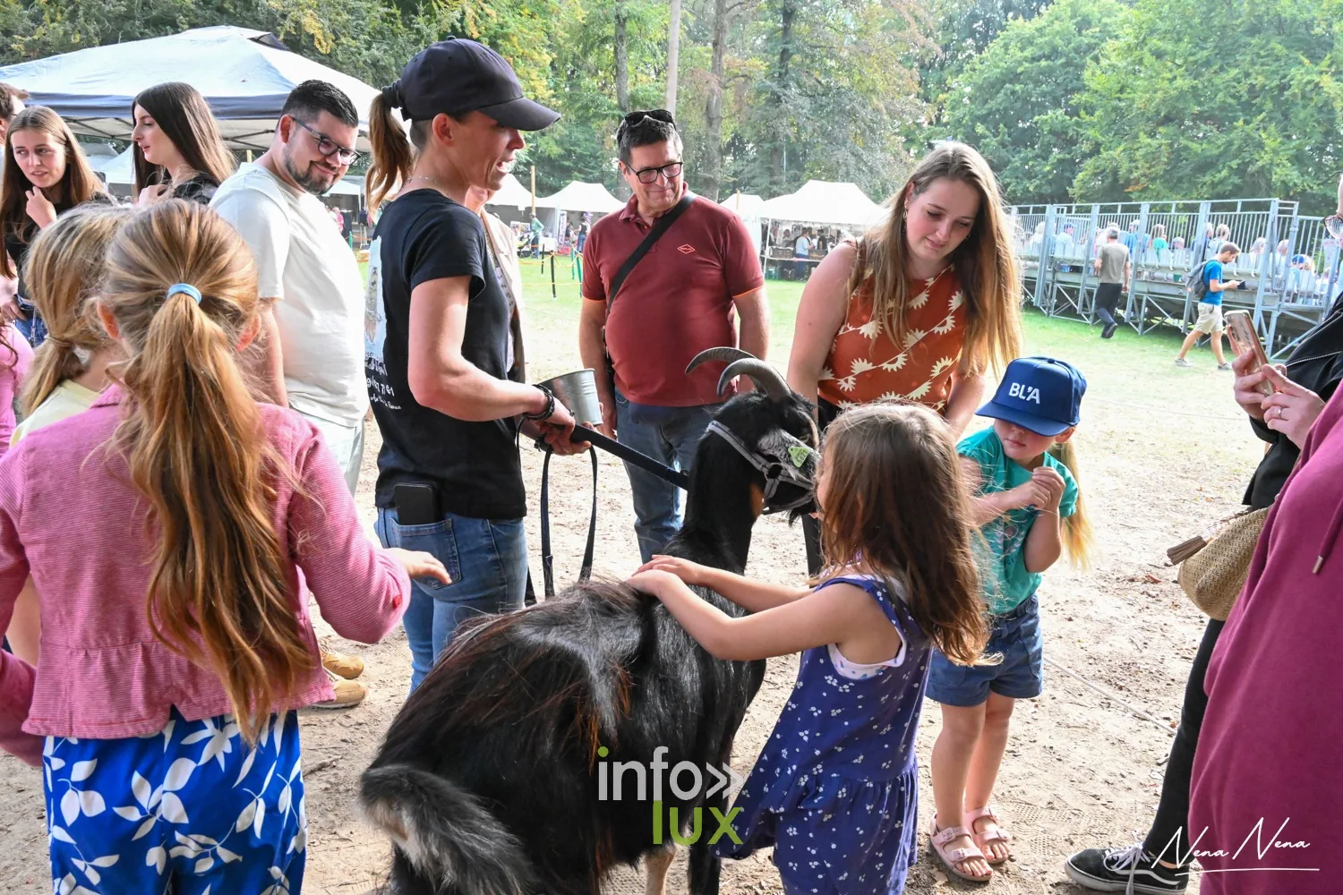 Journées du Cheval 2026 à Braine-l’Alleud, parc du Cheneau : des visiteurs autour de la chèvre noire tenue en longe