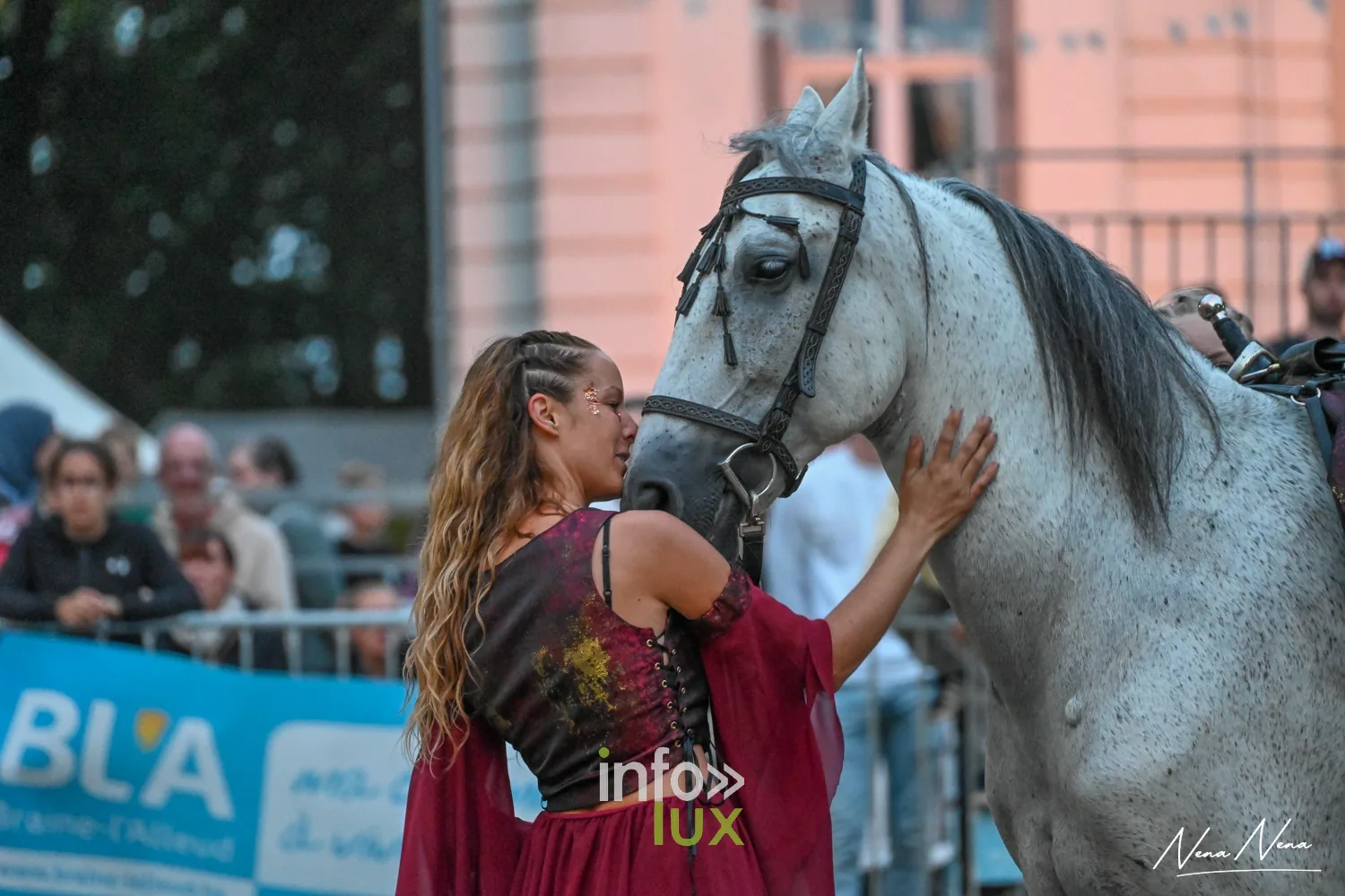 Journées du Cheval 2026 à Braine-l’Alleud, parc du Cheneau : une artiste en costume rouge et son cheval gris, tête contre tête