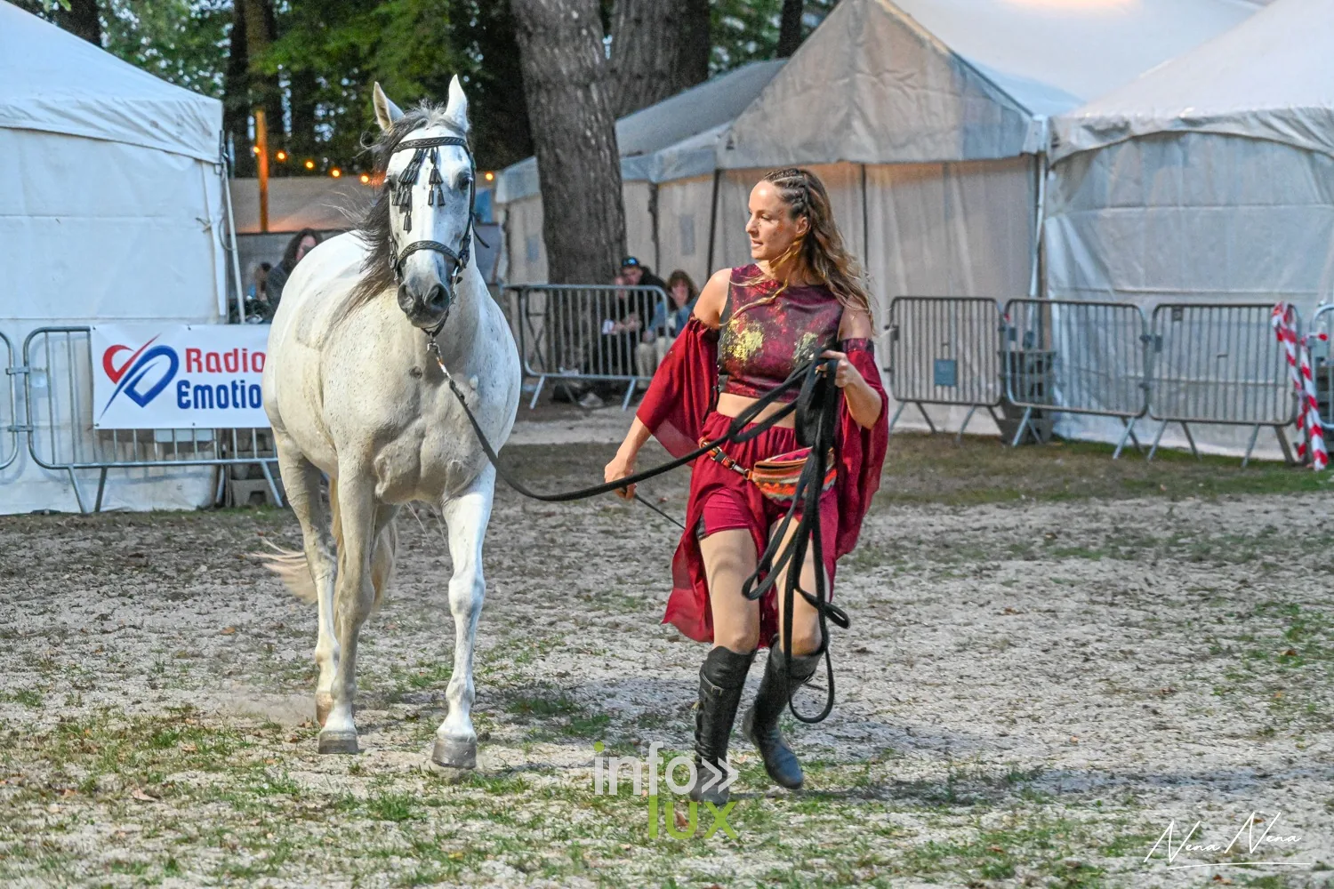 Journées du Cheval 2026 à Braine-l’Alleud, parc du Cheneau : travail à pied : une artiste en costume rouge et un cheval gris