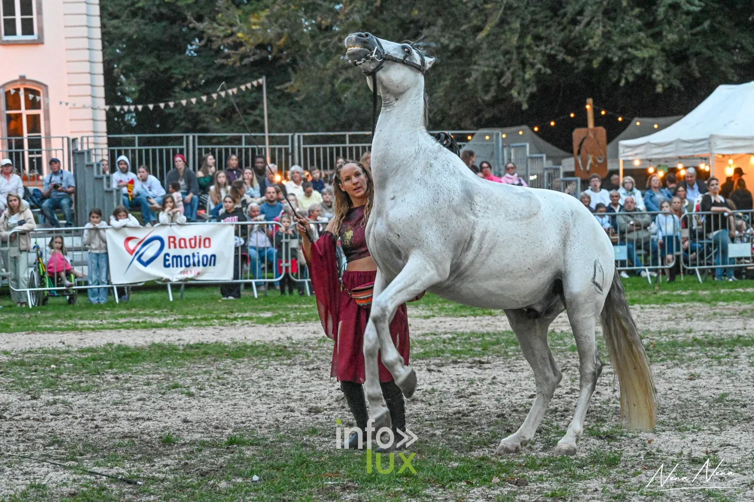 Journées du Cheval 2026 à Braine-l’Alleud, parc du Cheneau : le cheval gris se cabre devant l’artiste en rouge