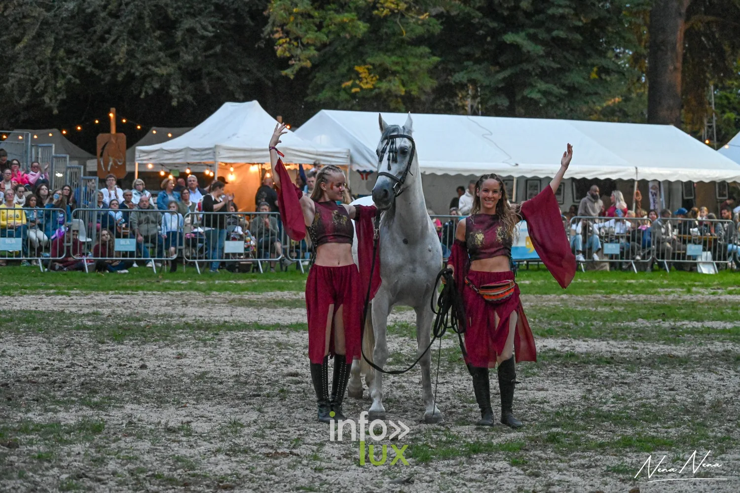 Journées du Cheval 2026 à Braine-l’Alleud, parc du Cheneau : deux artistes en costume rouge saluent avec le cheval gris