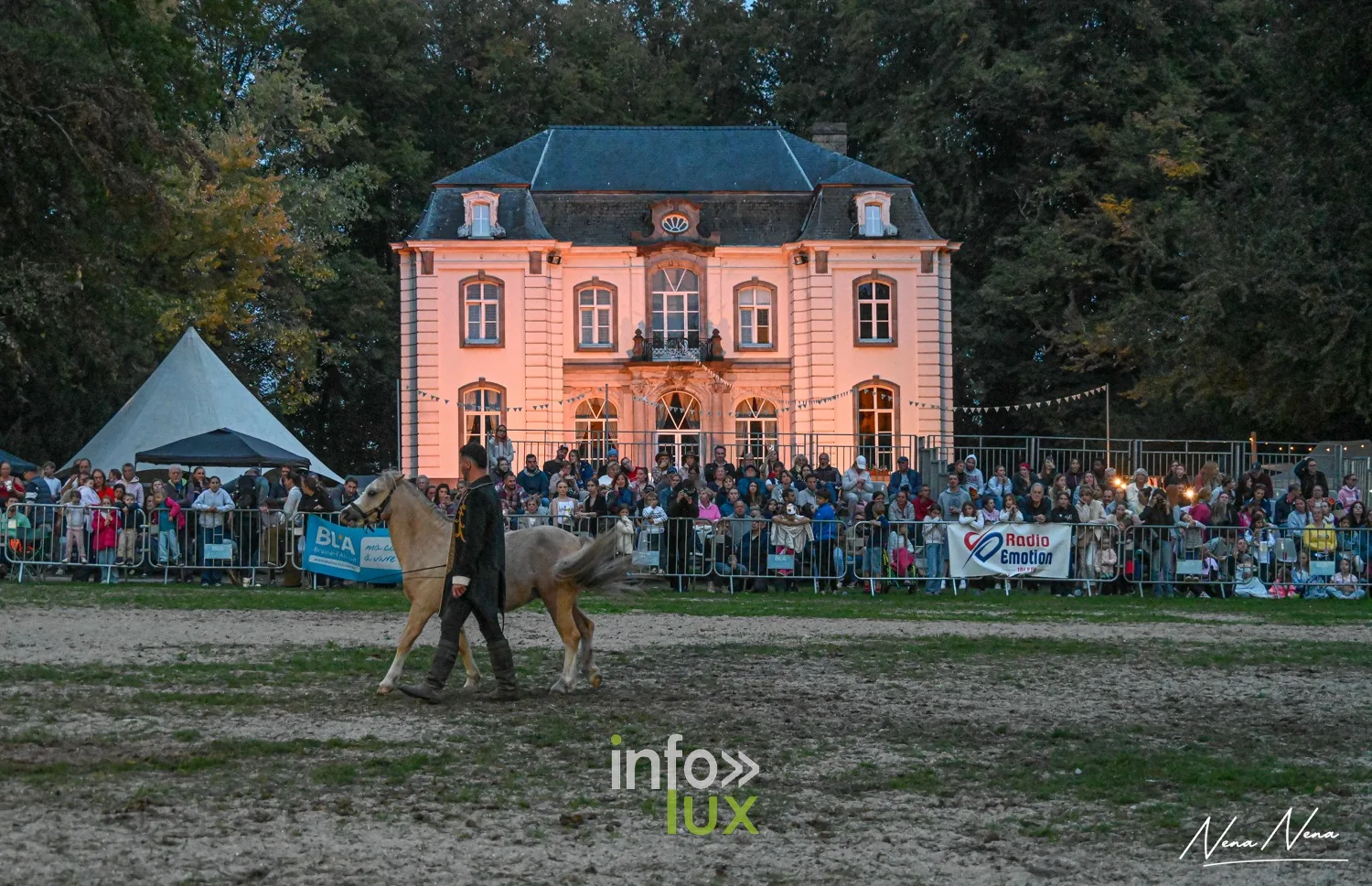 Journées du Cheval 2026 à Braine-l’Alleud, parc du Cheneau : le poney palomino et son dresseur, château du Cheneau éclairé au couchant