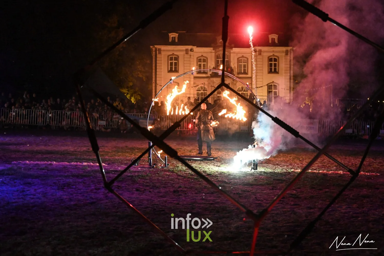 Journées du Cheval 2026 à Braine-l’Alleud, parc du Cheneau : nocturne « Hypnotica » du samedi soir, cube de métal, flammes et fumée devant le château