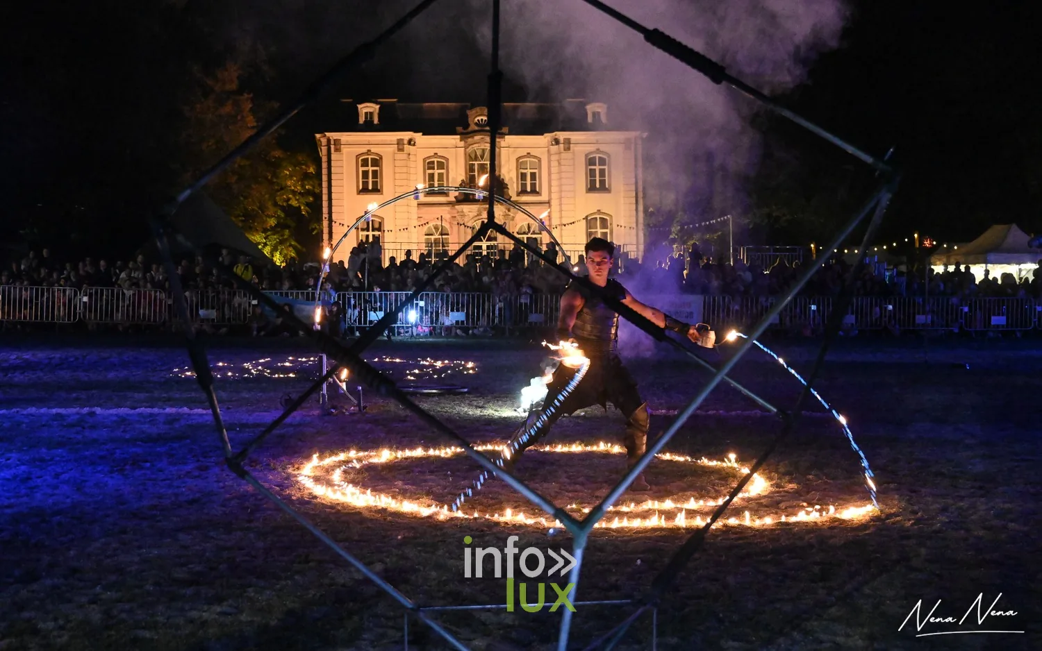 Journées du Cheval 2026 à Braine-l’Alleud, parc du Cheneau : nocturne « Hypnotica » du samedi soir, un artiste de feu dans le cube de métal, château illuminé en fond