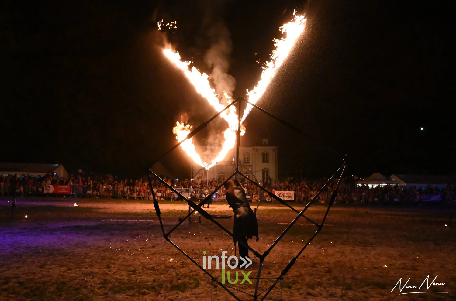 Journées du Cheval 2026 à Braine-l’Alleud, parc du Cheneau : nocturne « Hypnotica » du samedi soir, structure de feu en V au-dessus du cube
