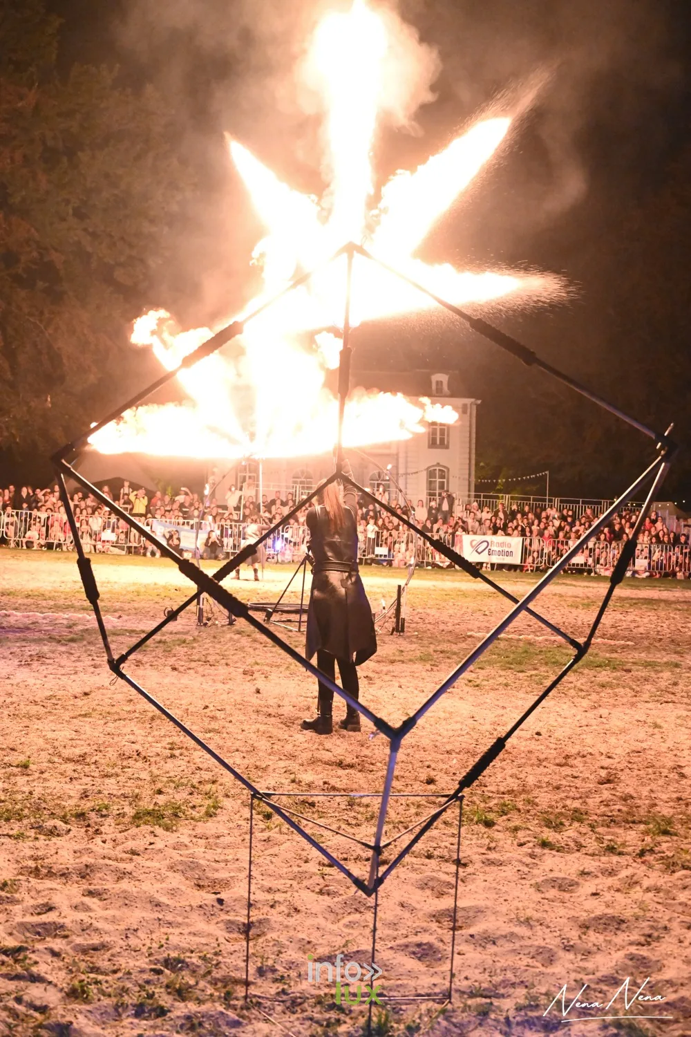 Journées du Cheval 2026 à Braine-l’Alleud, parc du Cheneau : nocturne « Hypnotica » du samedi soir, structure enflammée au-dessus du cube de métal