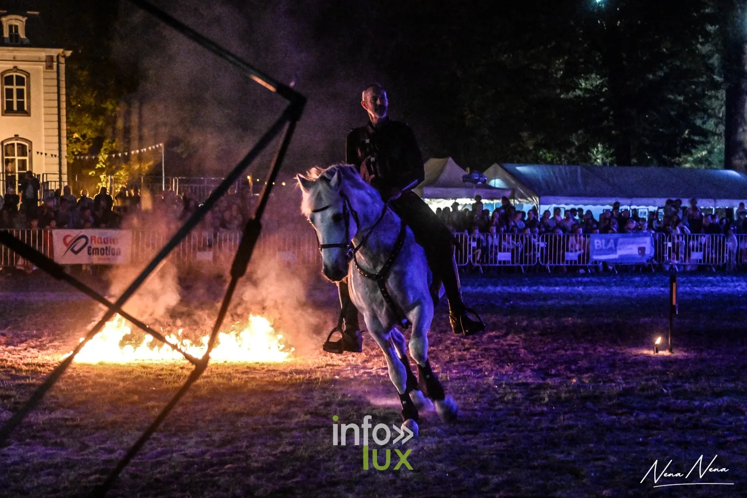 Journées du Cheval 2026 à Braine-l’Alleud, parc du Cheneau : nocturne « Hypnotica » du samedi soir, un cavalier sur un cheval gris traverse la fumée et les flammes
