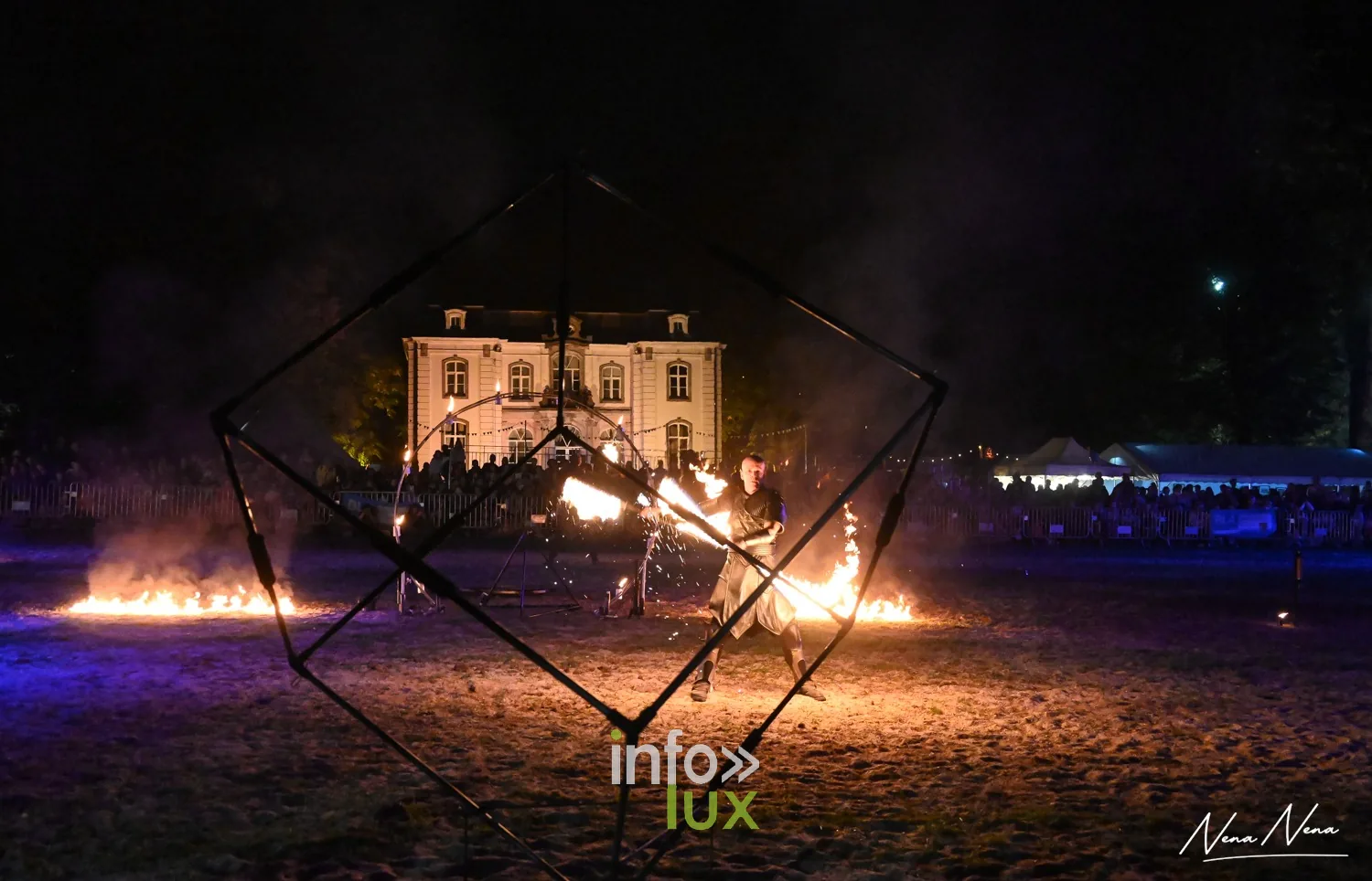 Journées du Cheval 2026 à Braine-l’Alleud, parc du Cheneau : nocturne « Hypnotica » du samedi soir, flammes au sol dans le cube, château en arrière-plan