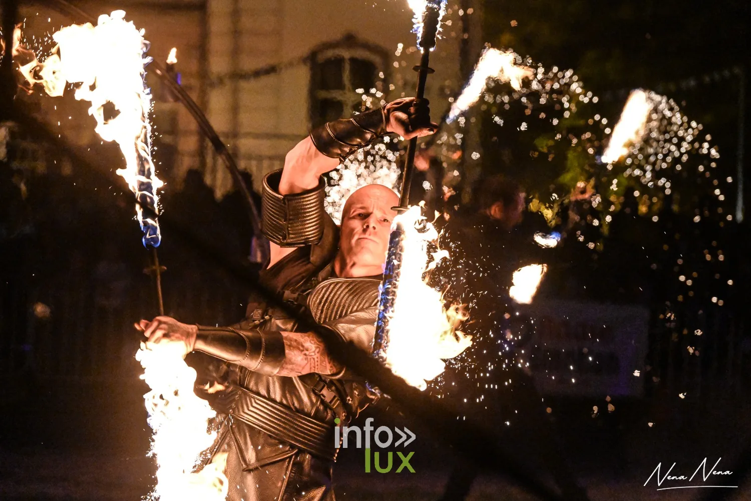 Journées du Cheval 2026 à Braine-l’Alleud, parc du Cheneau : nocturne « Hypnotica » du samedi soir, un artiste de feu en costume, bâtons enflammés
