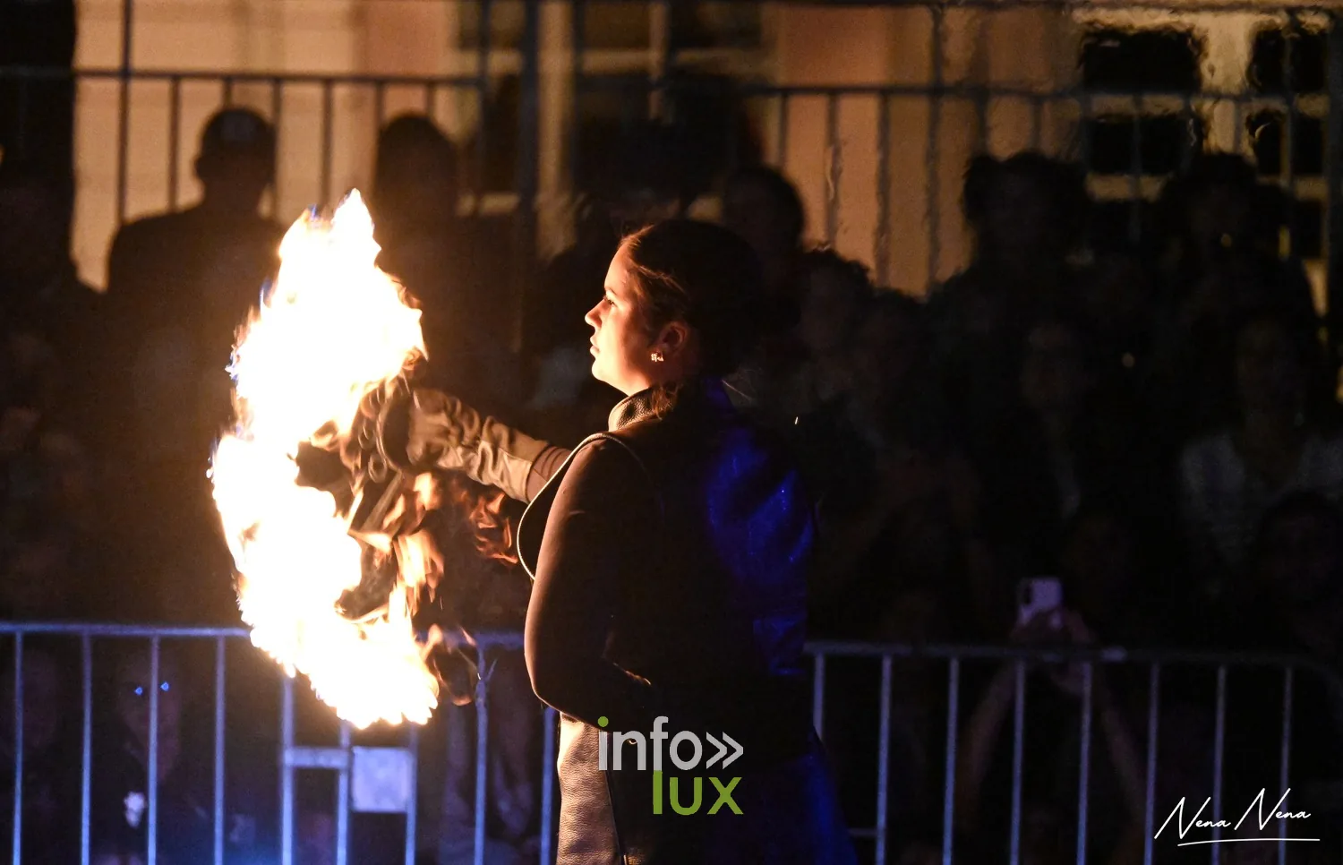 Journées du Cheval 2026 à Braine-l’Alleud, parc du Cheneau : nocturne « Hypnotica » du samedi soir, une artiste de feu, flamme à la main, devant le public