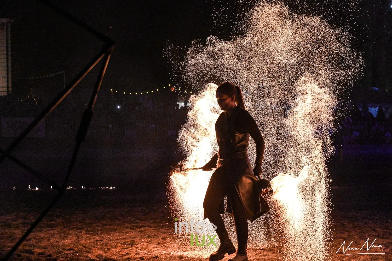 Journées du Cheval 2026 à Braine-l’Alleud, parc du Cheneau : nocturne « Hypnotica » du samedi soir, une artiste de feu entre deux fontaines d’étincelles