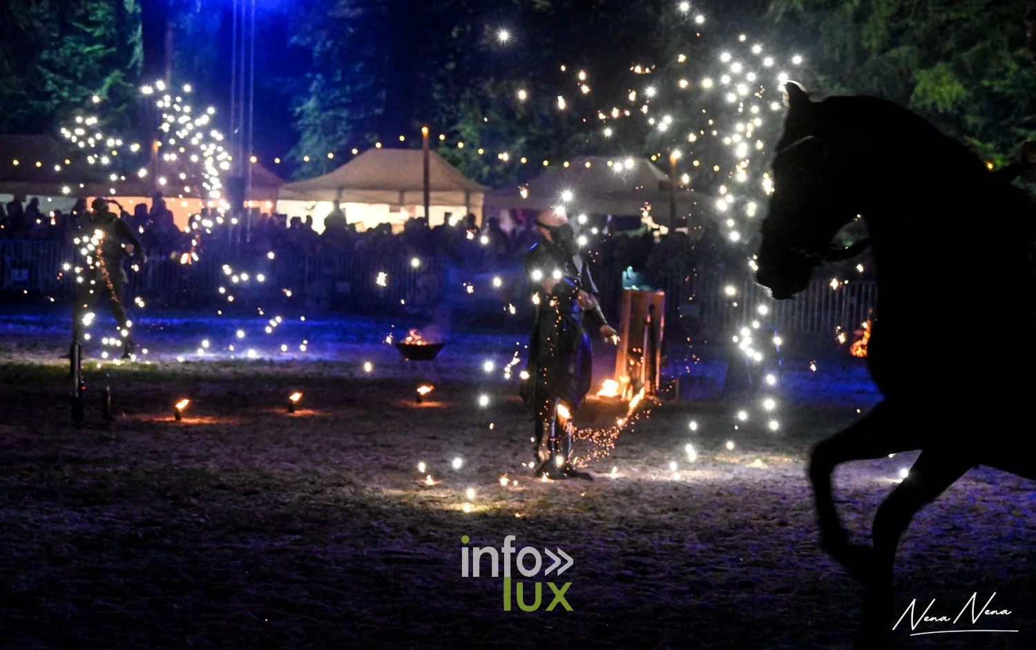 Journées du Cheval 2026 à Braine-l’Alleud, parc du Cheneau : nocturne « Hypnotica » du samedi soir, pluie d’étincelles, silhouette d’un cheval au premier plan