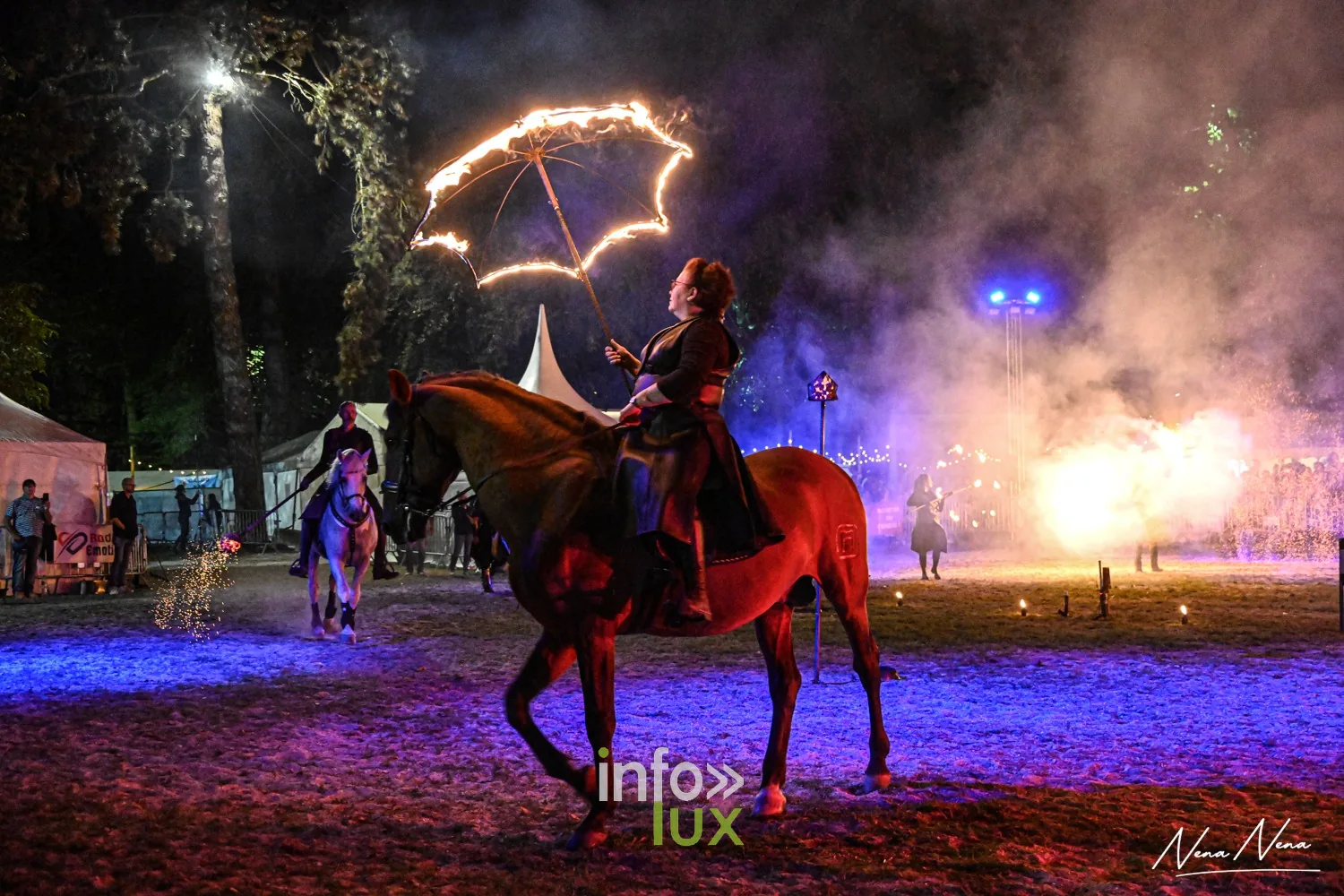 Journées du Cheval 2026 à Braine-l’Alleud, parc du Cheneau : nocturne « Hypnotica » du samedi soir, une cavalière à l’ombrelle de feu