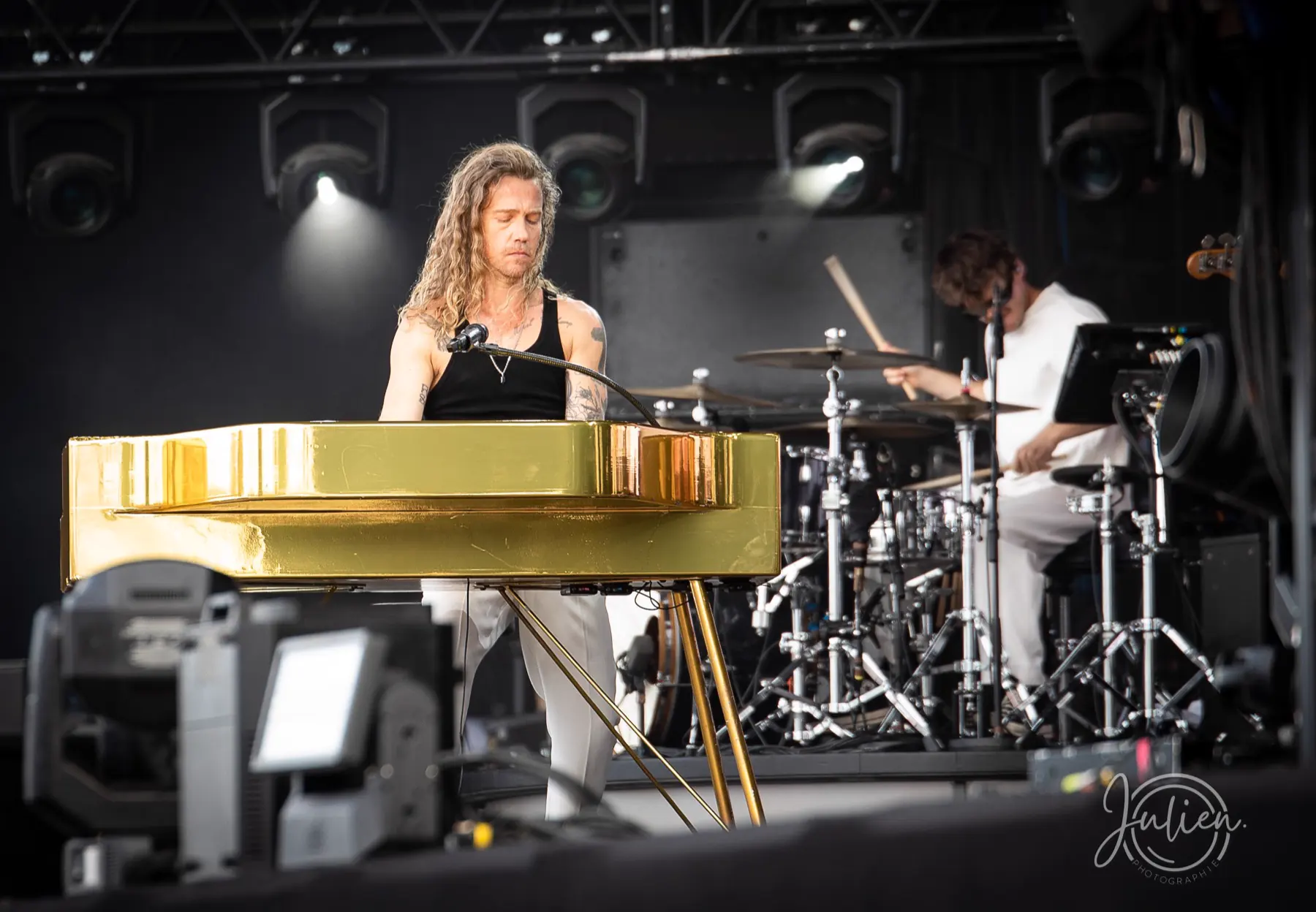 Julien Doré assis devant son piano doré à Foire en Scène
