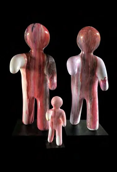 Trois K-dolls peintes en rose et blanc, emblème de l’asbl Kdolls-Marche et du Kiwanis