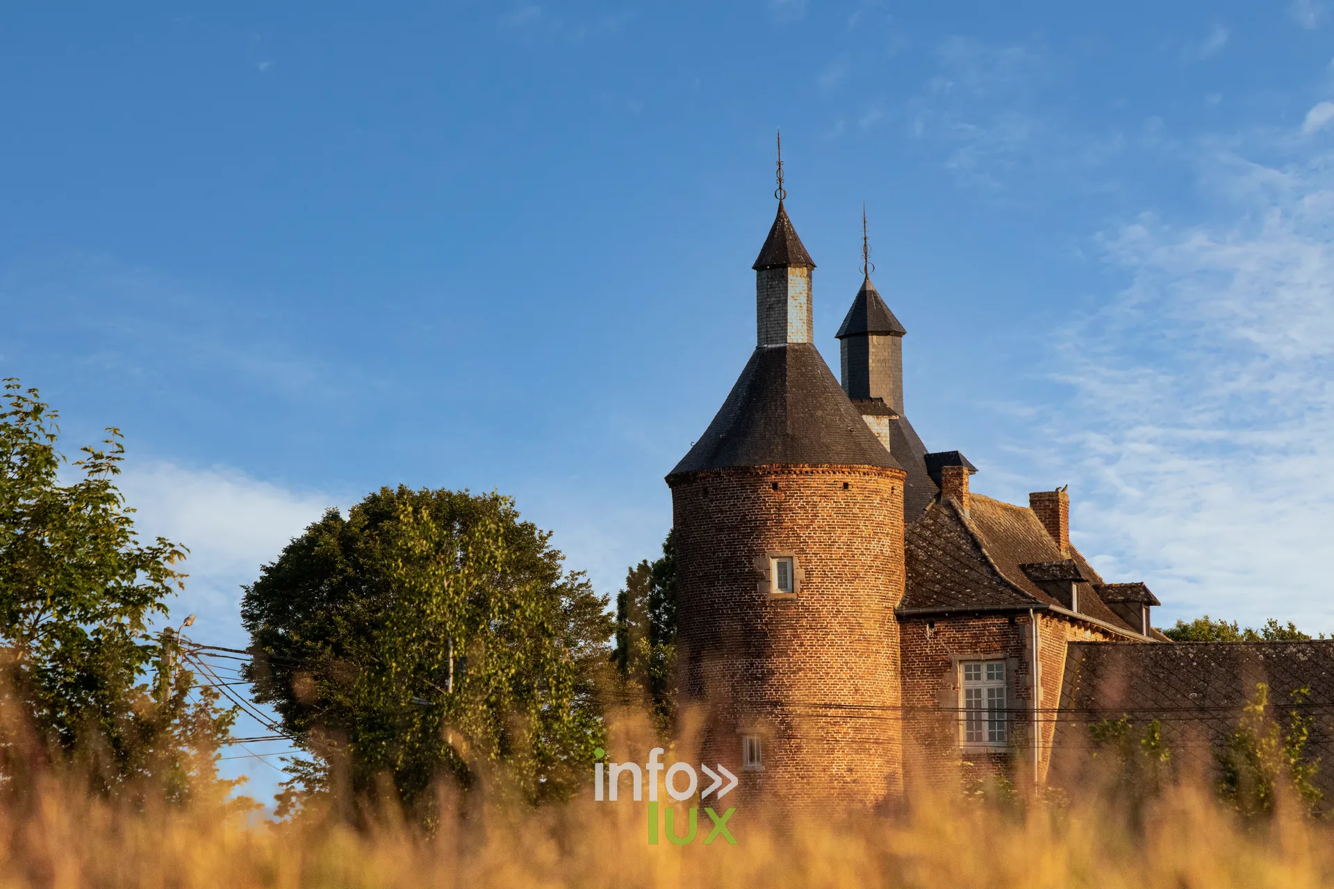 Le château de Bornival entouré de hautes herbes, à Nivelles