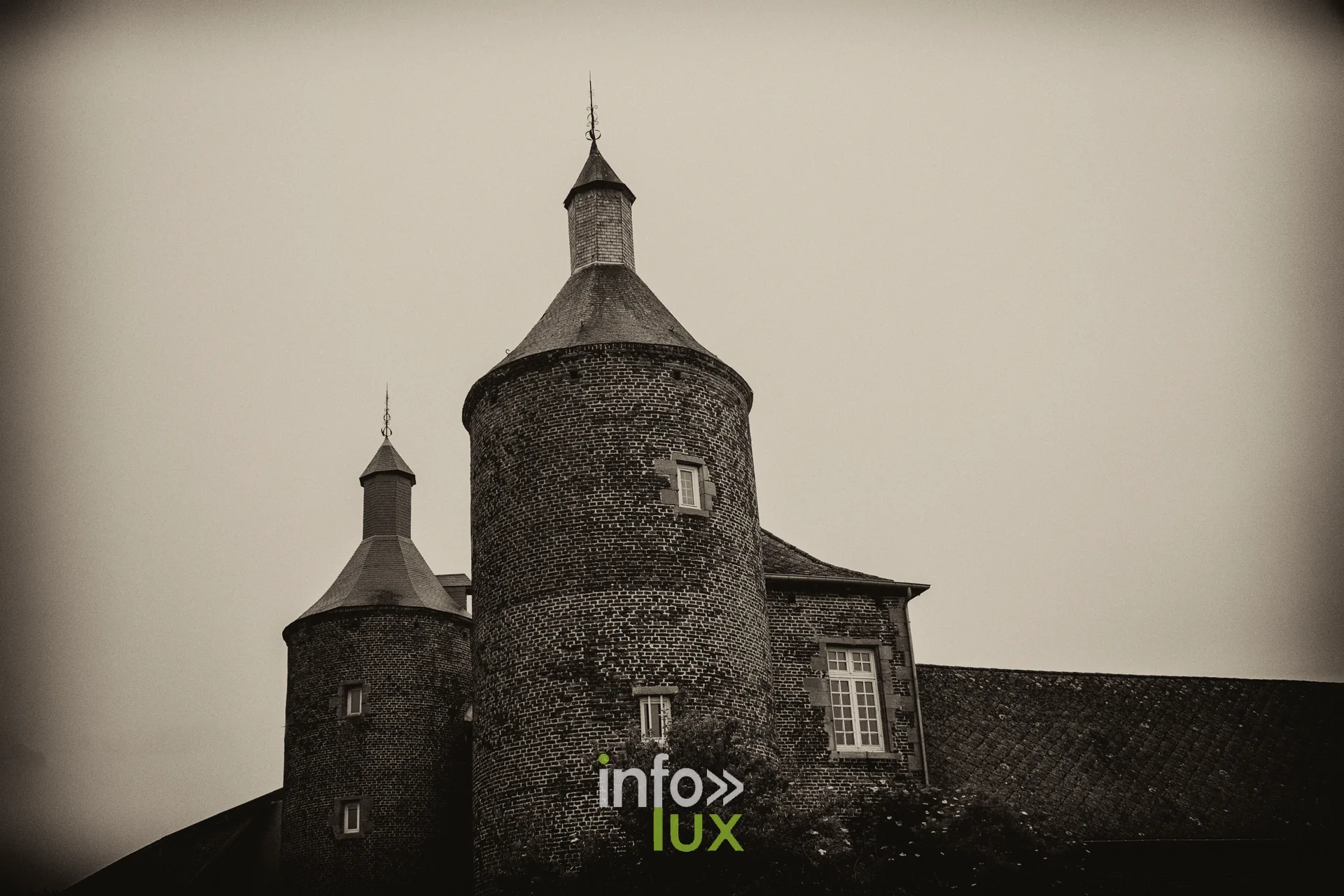 Les tours du château de Bornival en noir et blanc