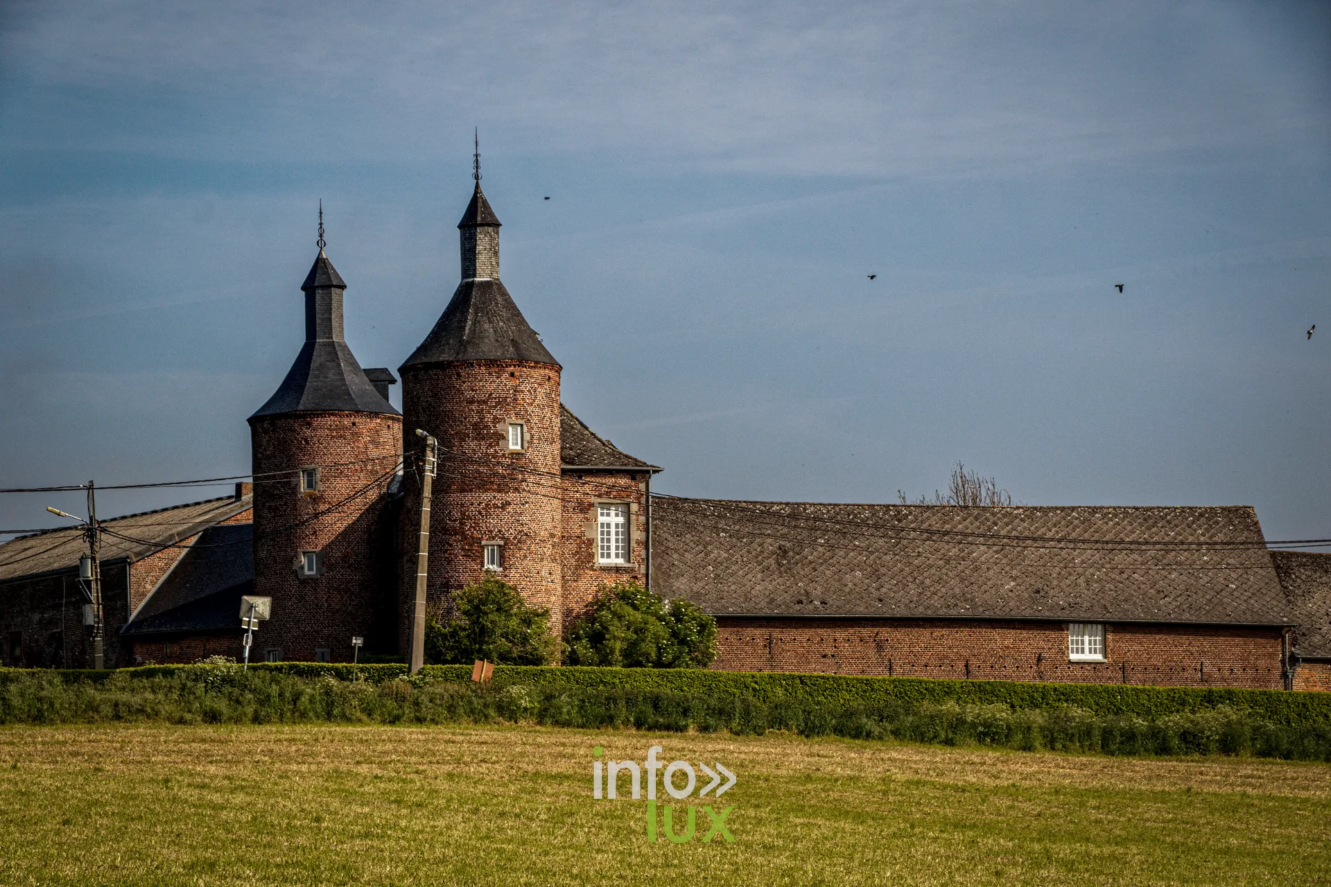 Le château de Bornival et sa ferme vus depuis les champs