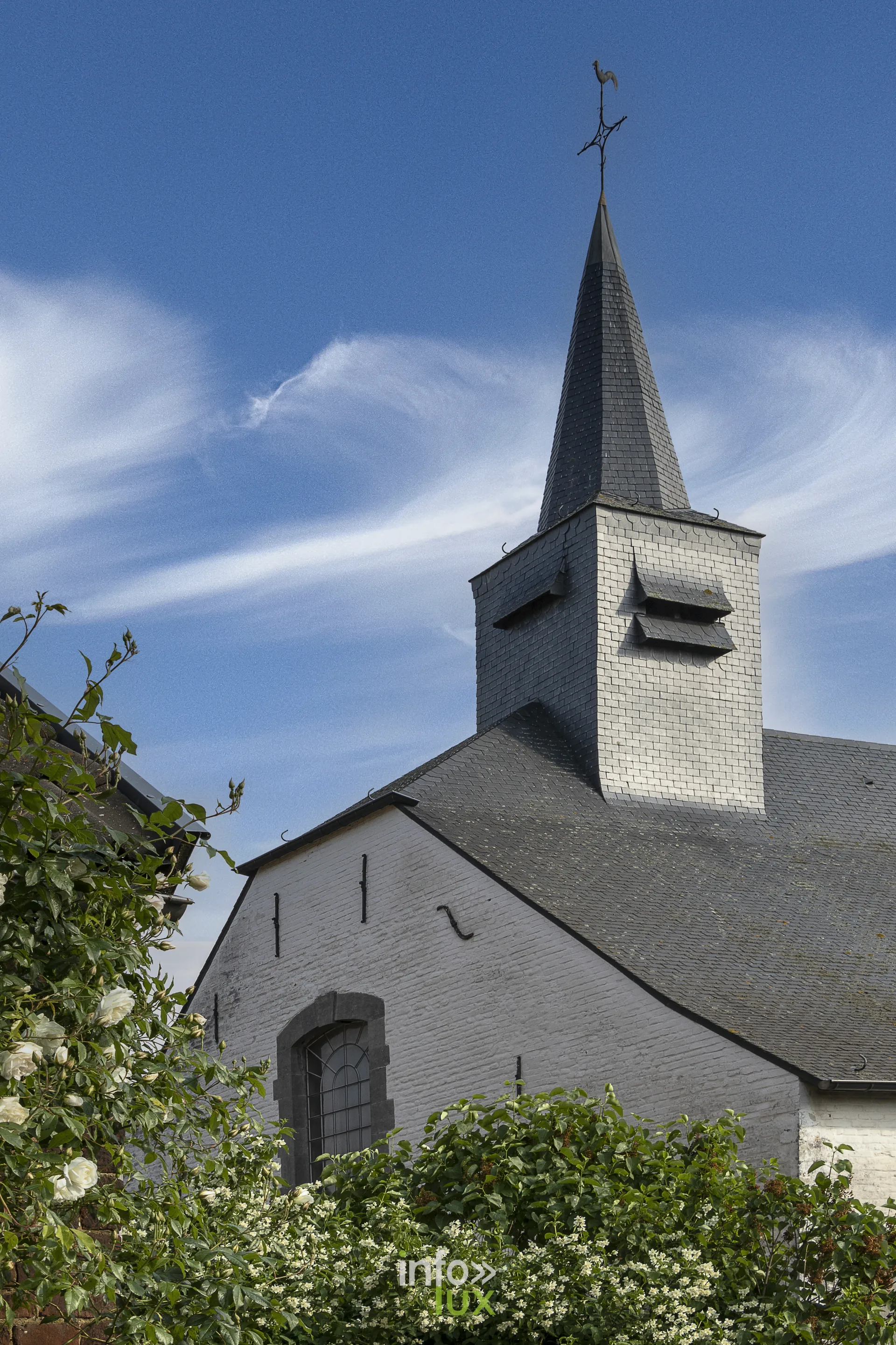 Le clocher de l'église de Bornival se détache sur le ciel bleu