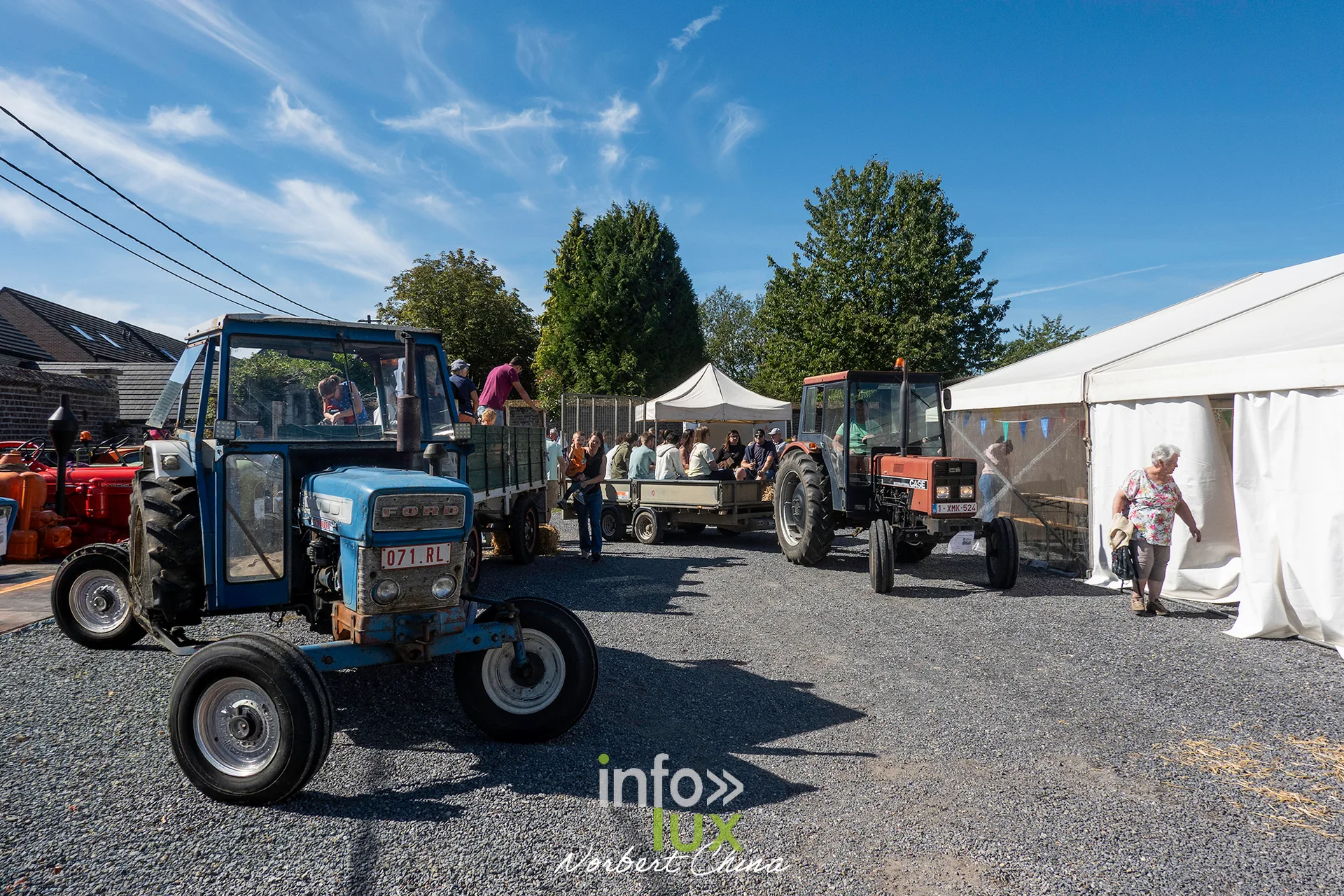 Tracteurs anciens alignés devant les chapiteaux de la kermesse de Bornival