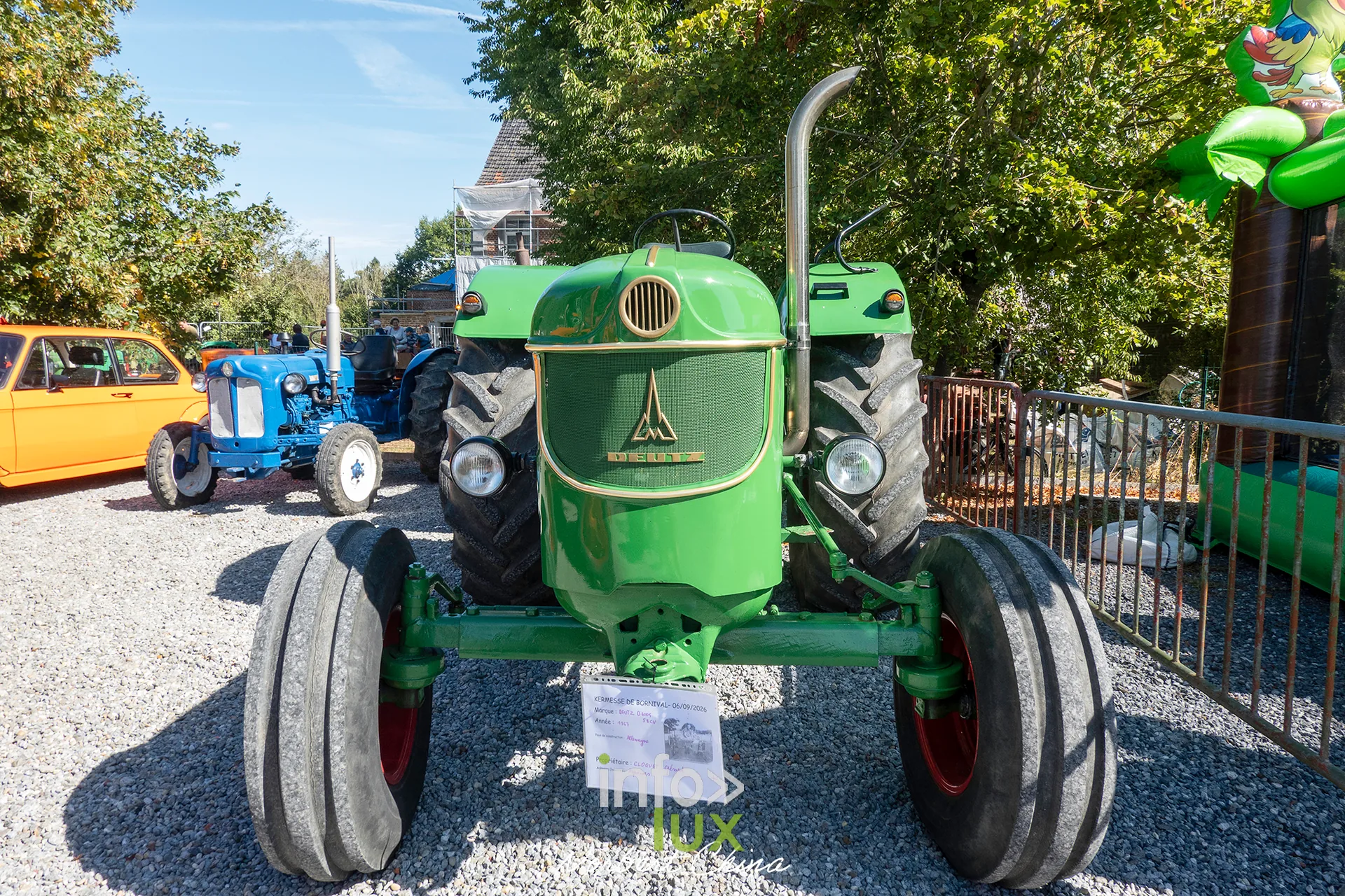 Un tracteur vert vu de face, au milieu de l'exposition