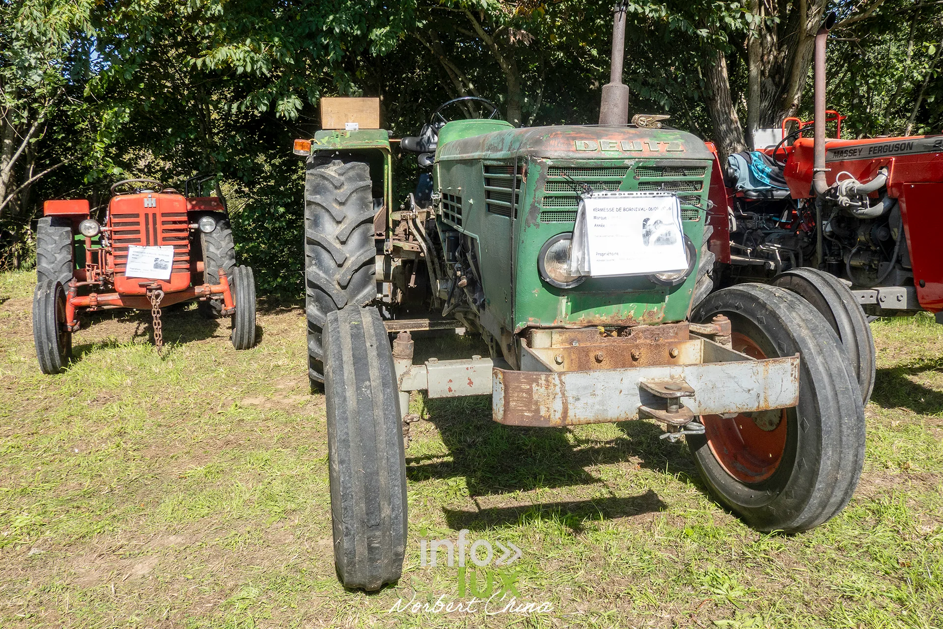 Un tracteur vert au milieu de la rangée d'exposition