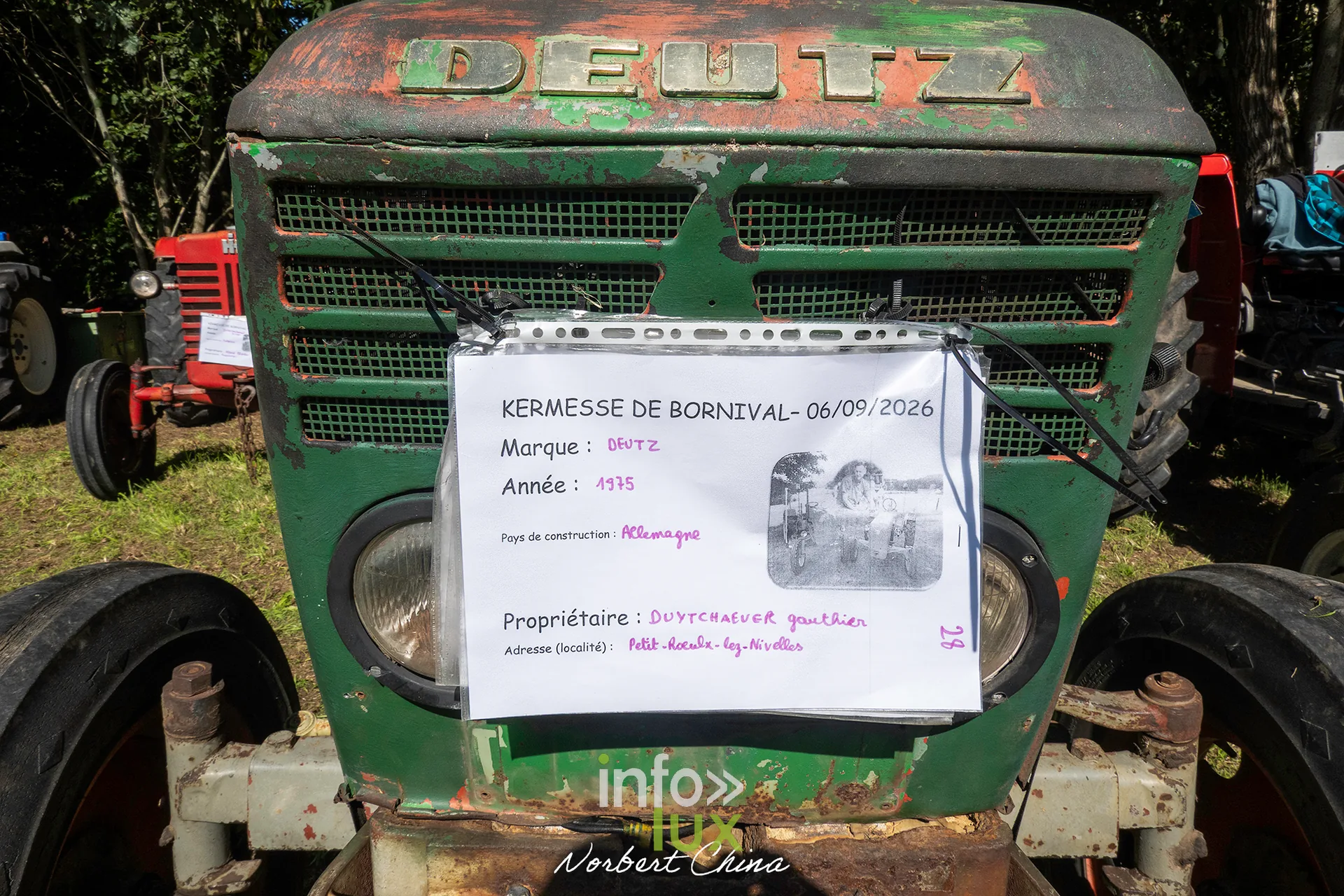Fiche descriptive « Kermesse de Bornival 06/09/2026 » posée sur un tracteur Deutz