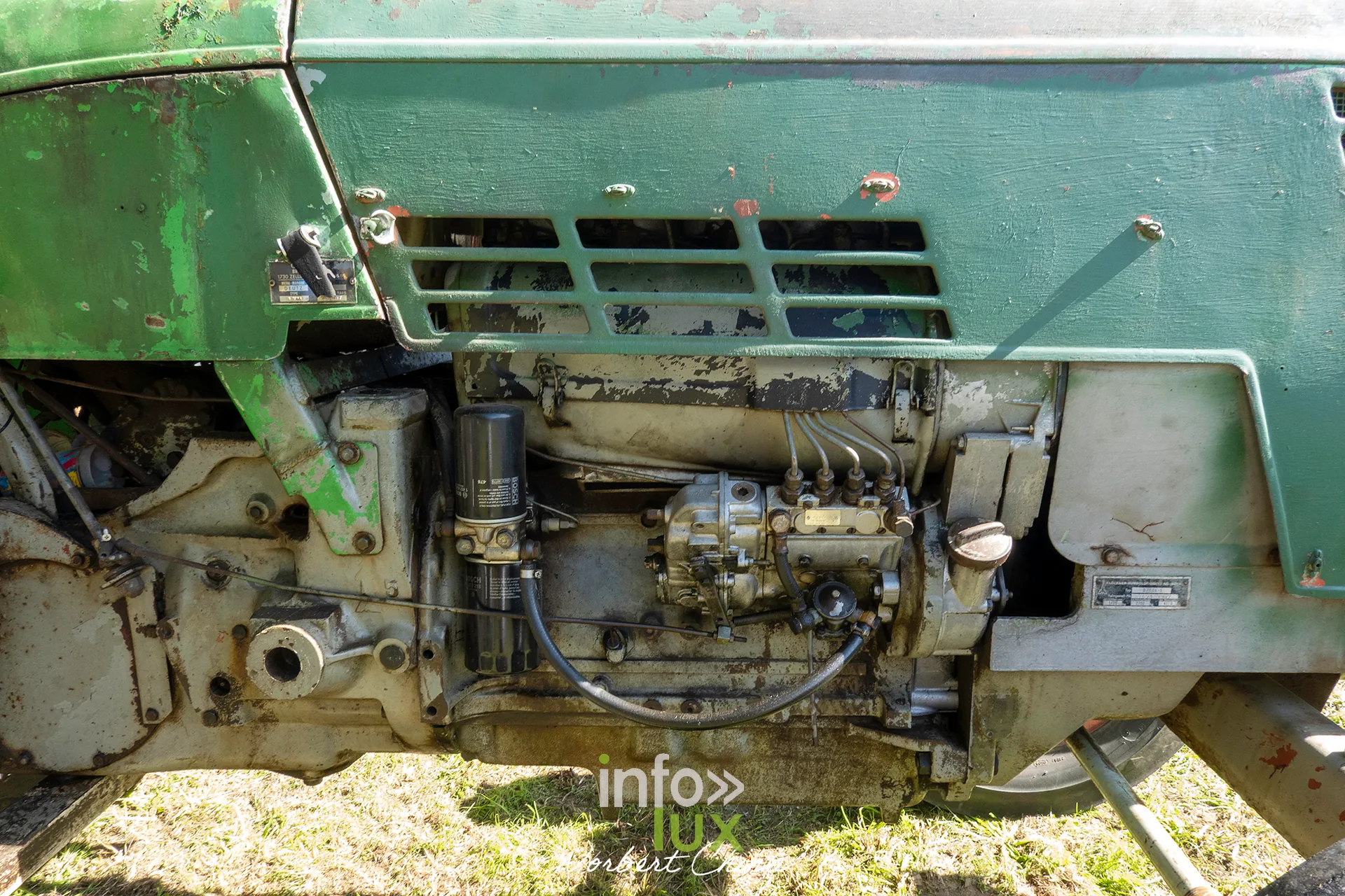 Détail du moteur et de la mécanique d'un vieux tracteur