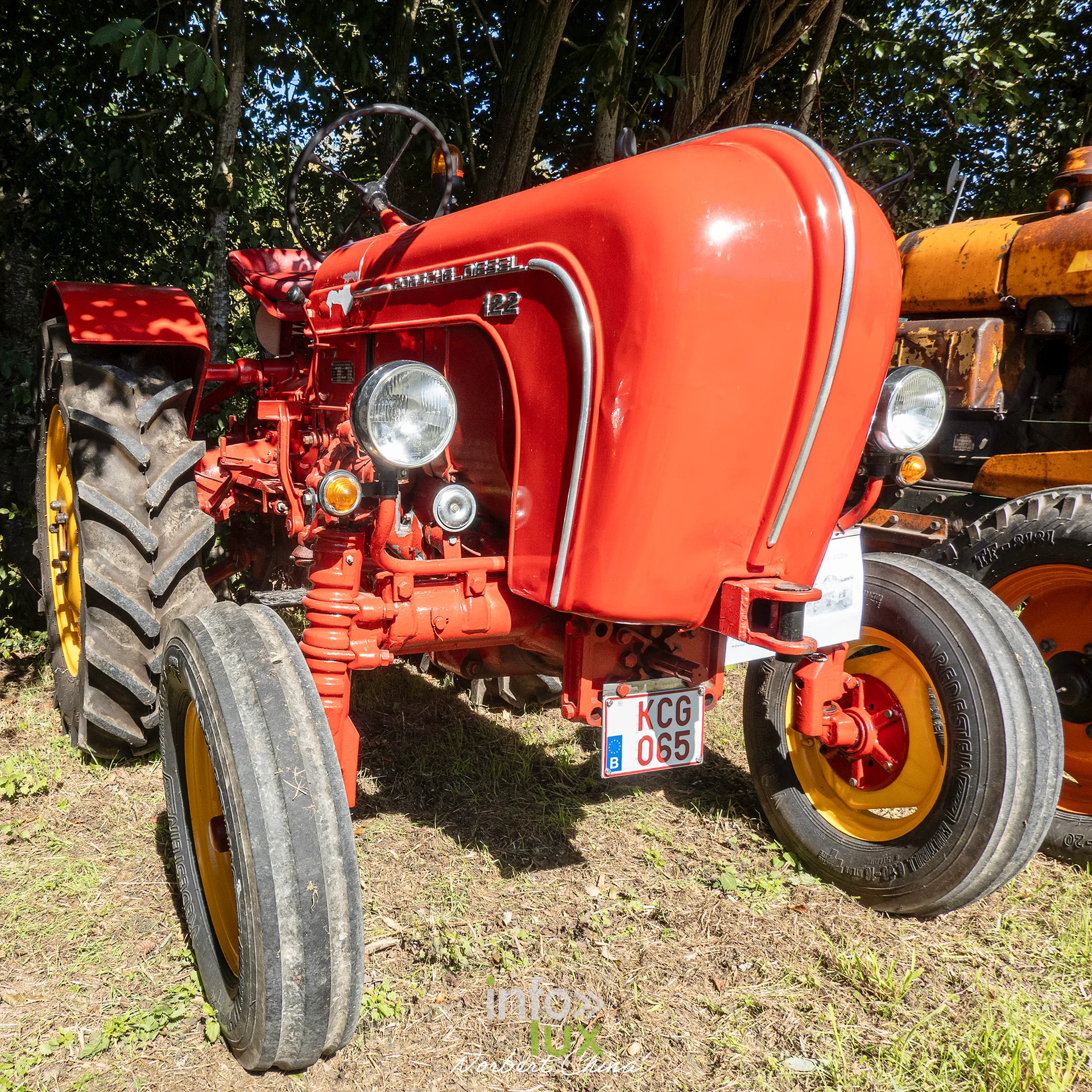 Un tracteur rouge vu de face, calandre chromée