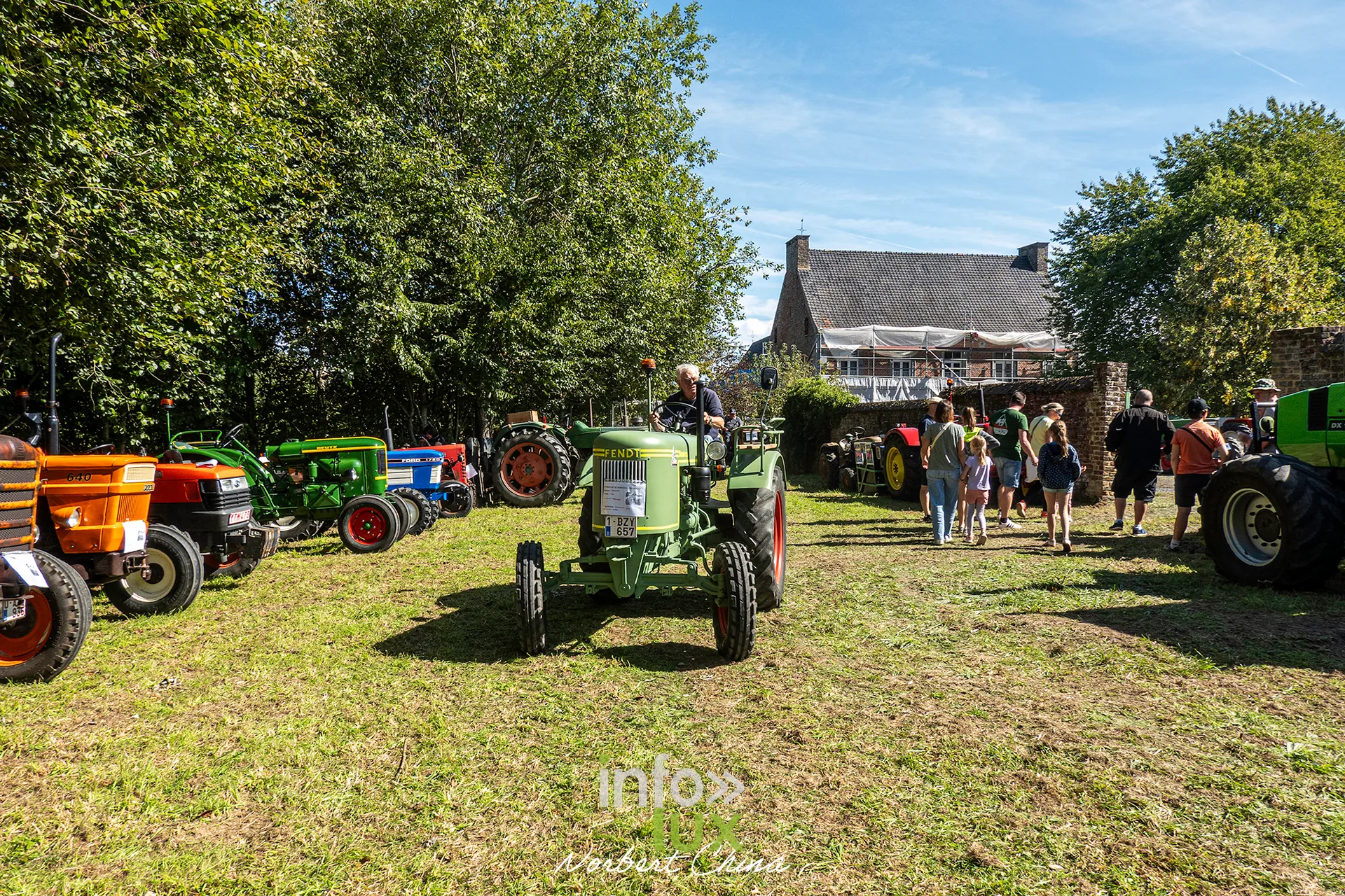 L'allée de l'exposition de tracteurs, avec les visiteurs