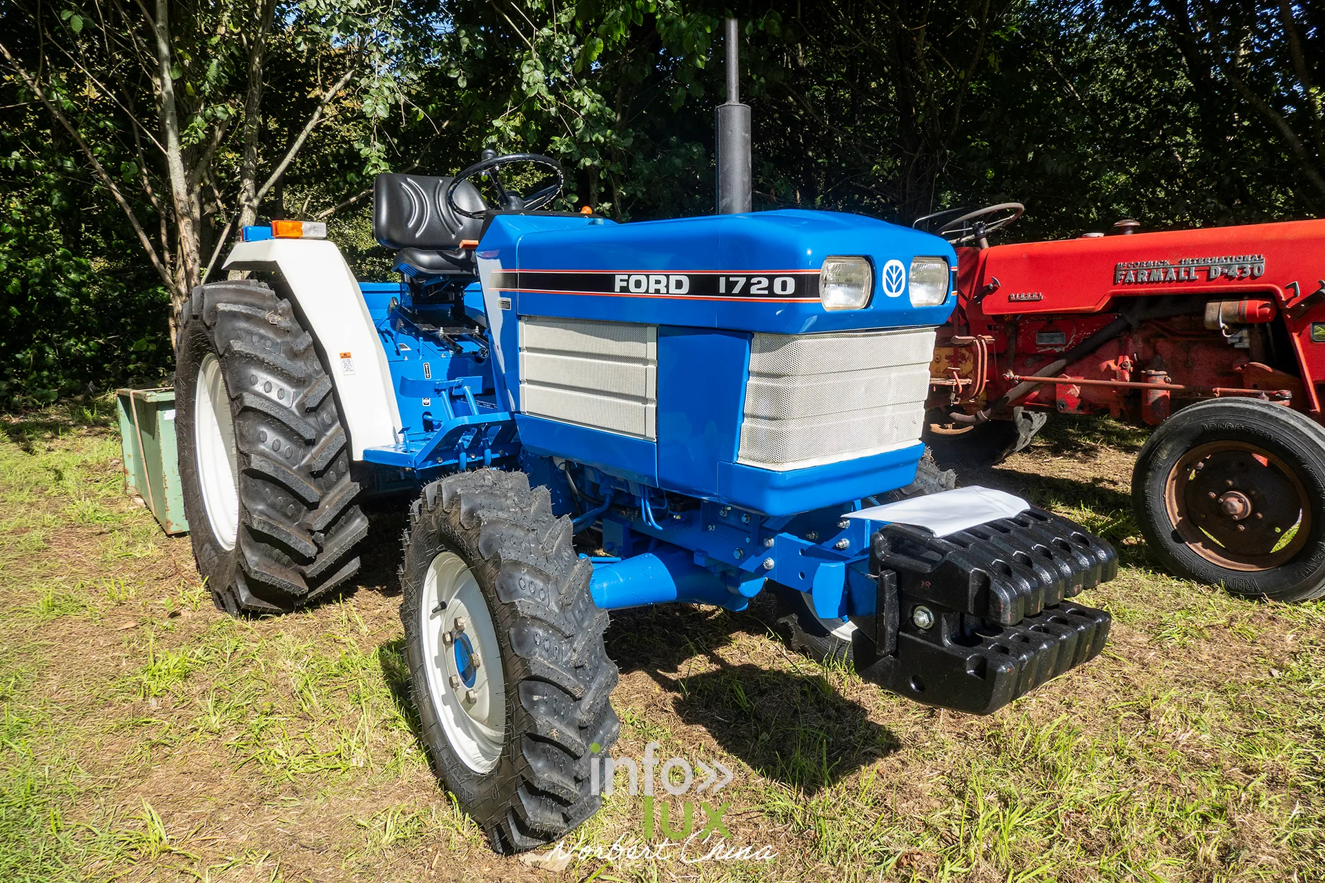 Un tracteur Ford 1720 bleu exposé à la kermesse de Bornival