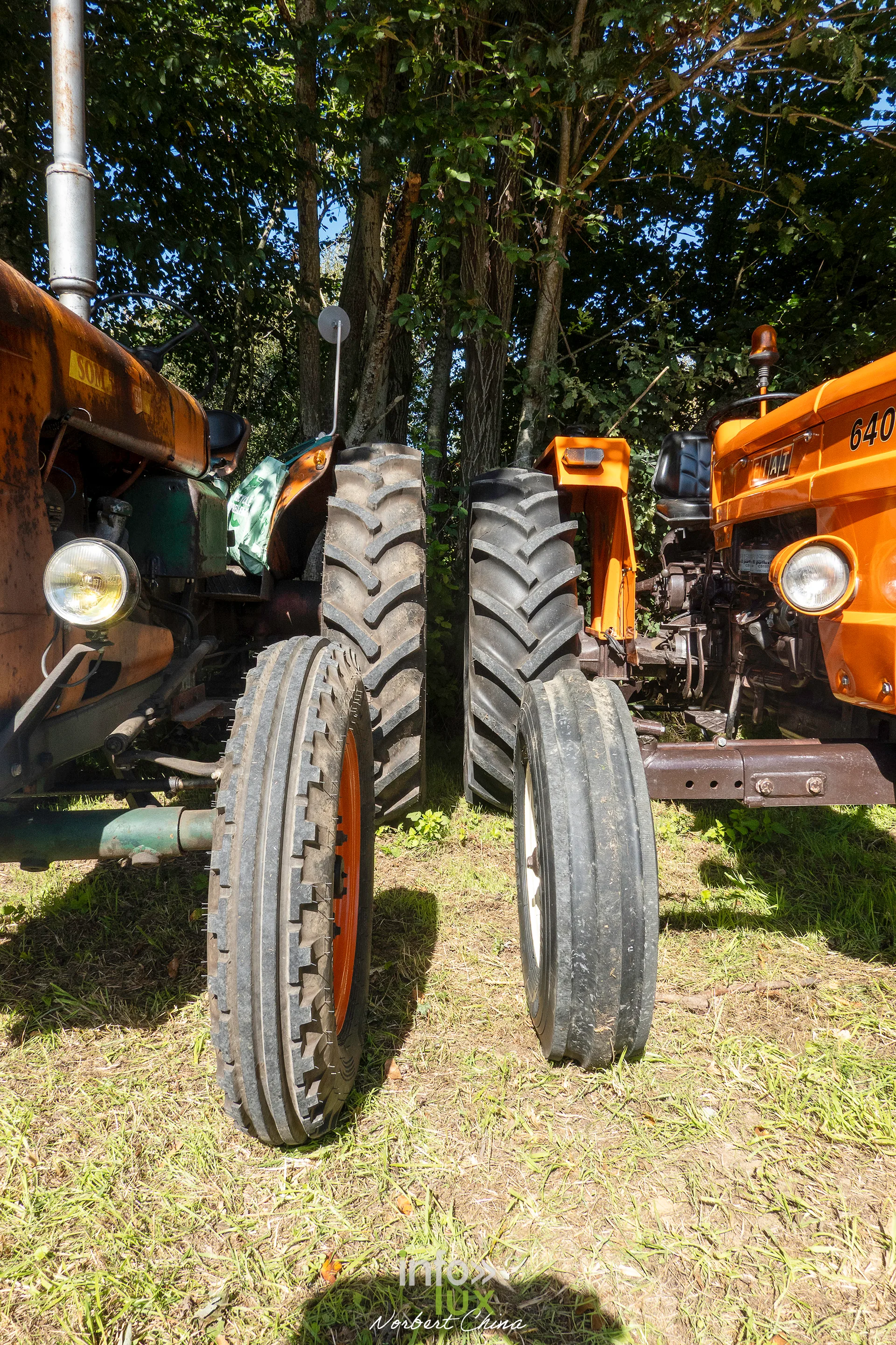 Gros plan sur les roues avant étroites d'un vieux tracteur