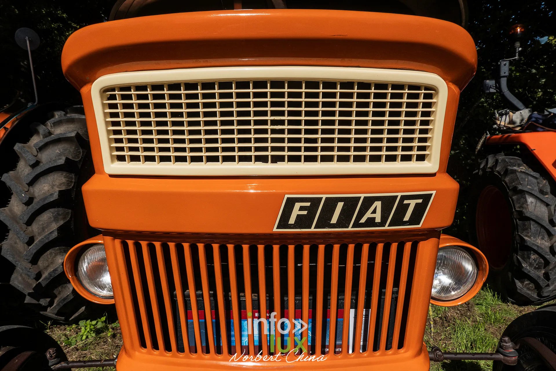 Gros plan sur la calandre d'un tracteur Fiat orange