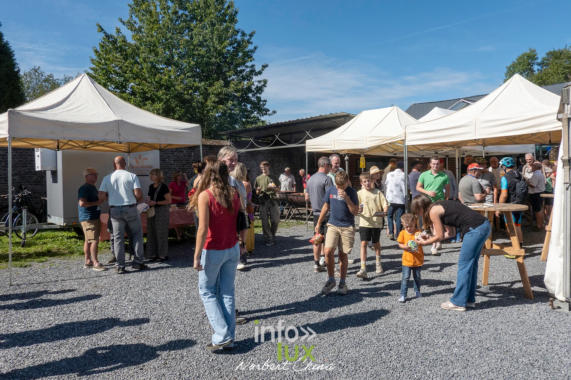Le village de chapiteaux de la kermesse de Bornival et ses visiteurs