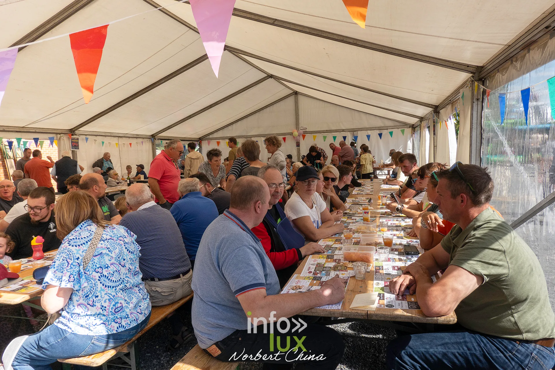 Les convives attablés sous le chapiteau pour le dîner de la kermesse