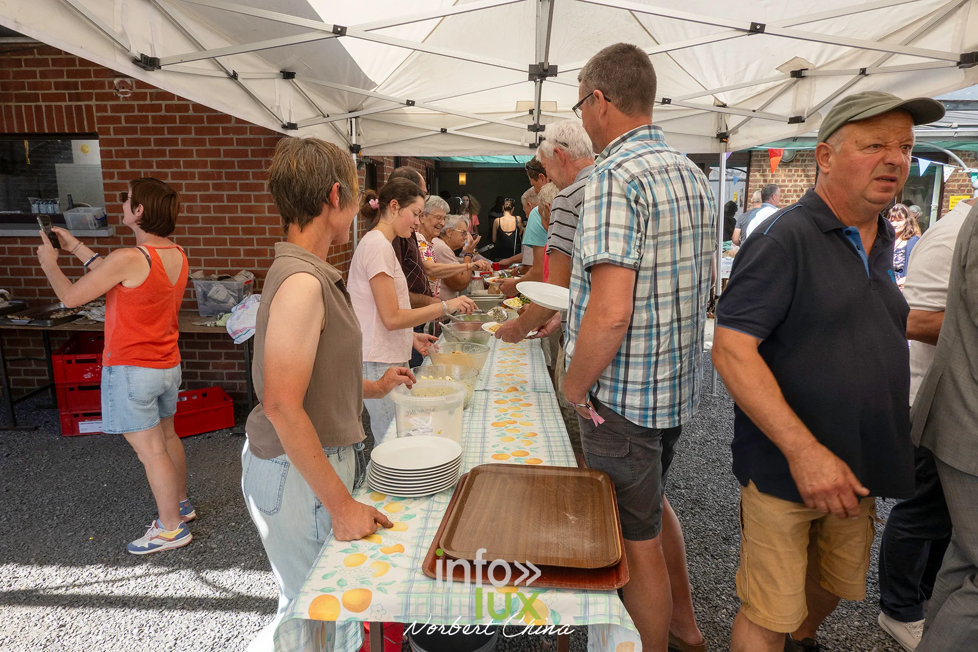 Le service du buffet barbecue derrière le comptoir