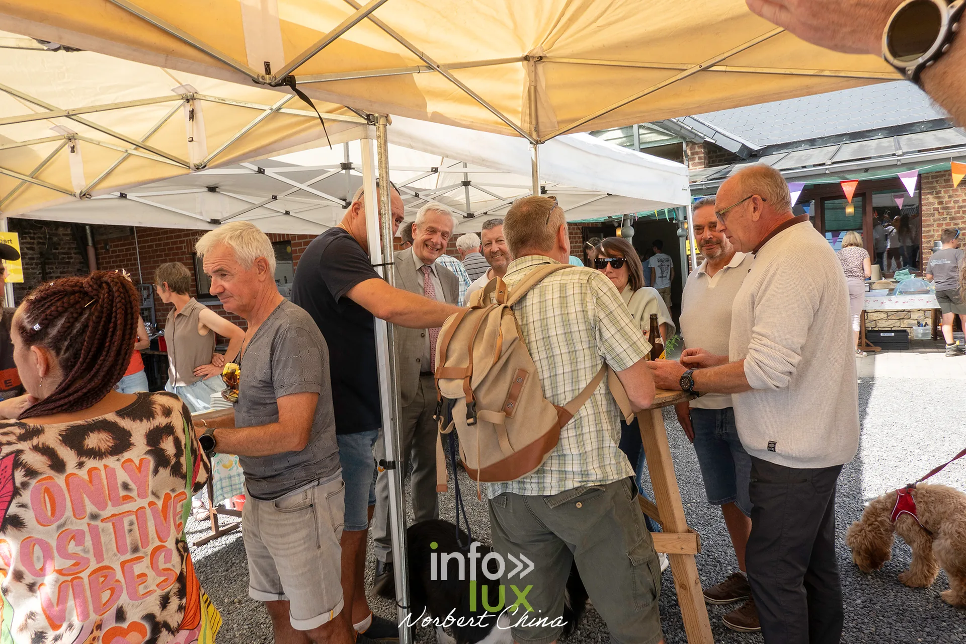 Des visiteurs font la file au bar de la kermesse