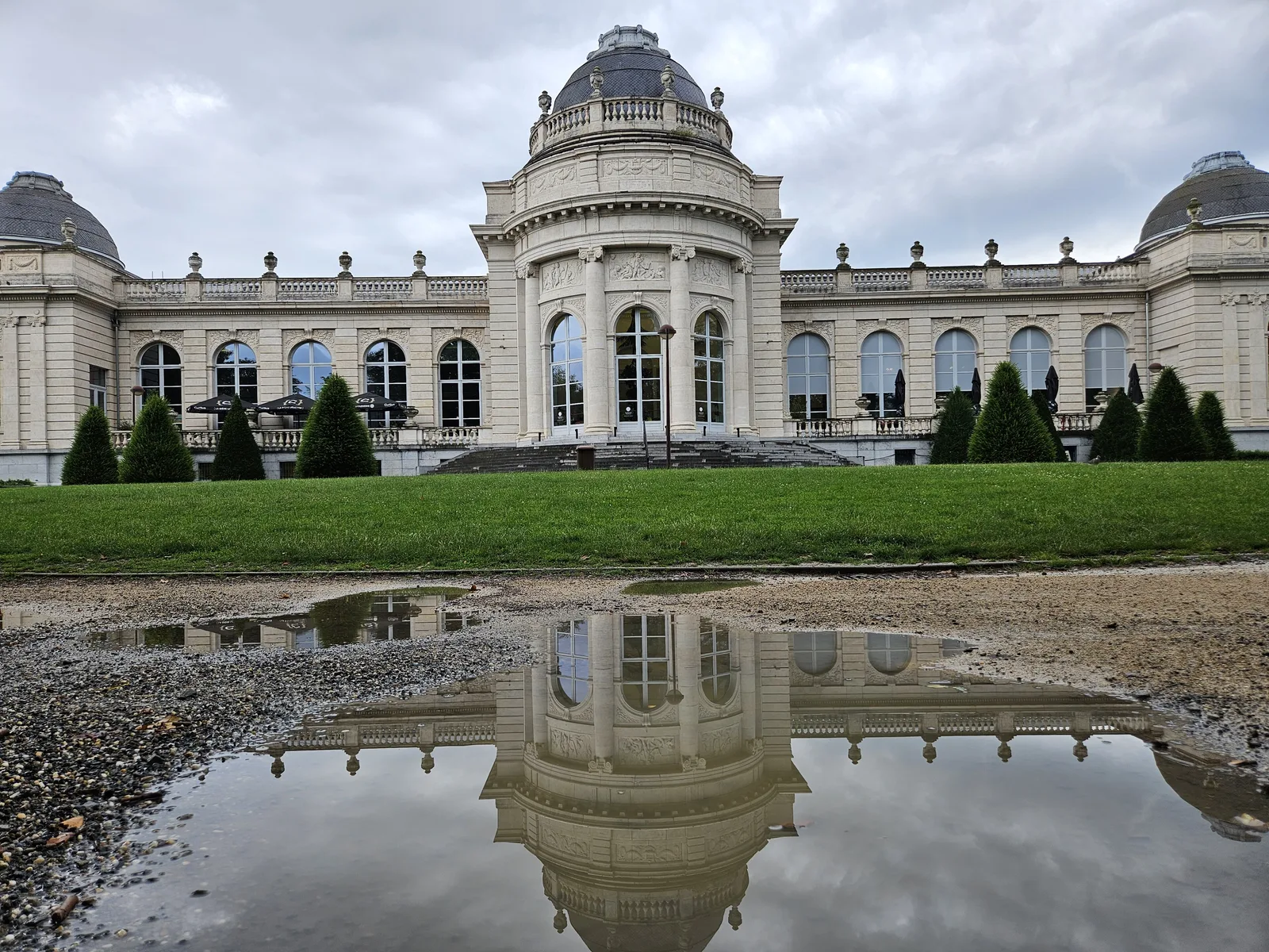 Façade du musée de La Boverie dans le parc de la Boverie à Liège