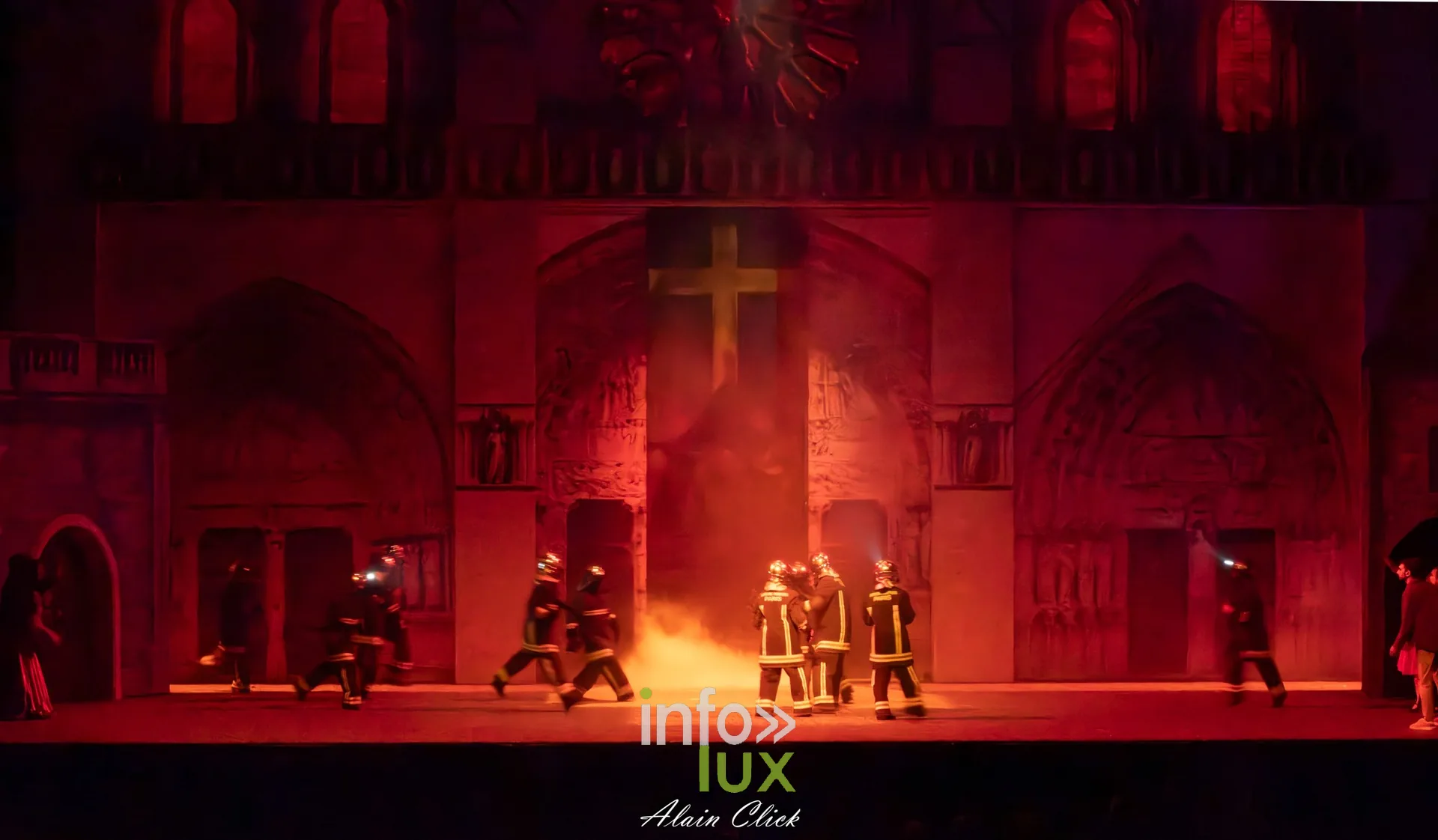 Silhouettes de pompiers devant la façade rouge, croix lumineuse : l’incendie du 15 avril 2019, La Dame de Pierre
