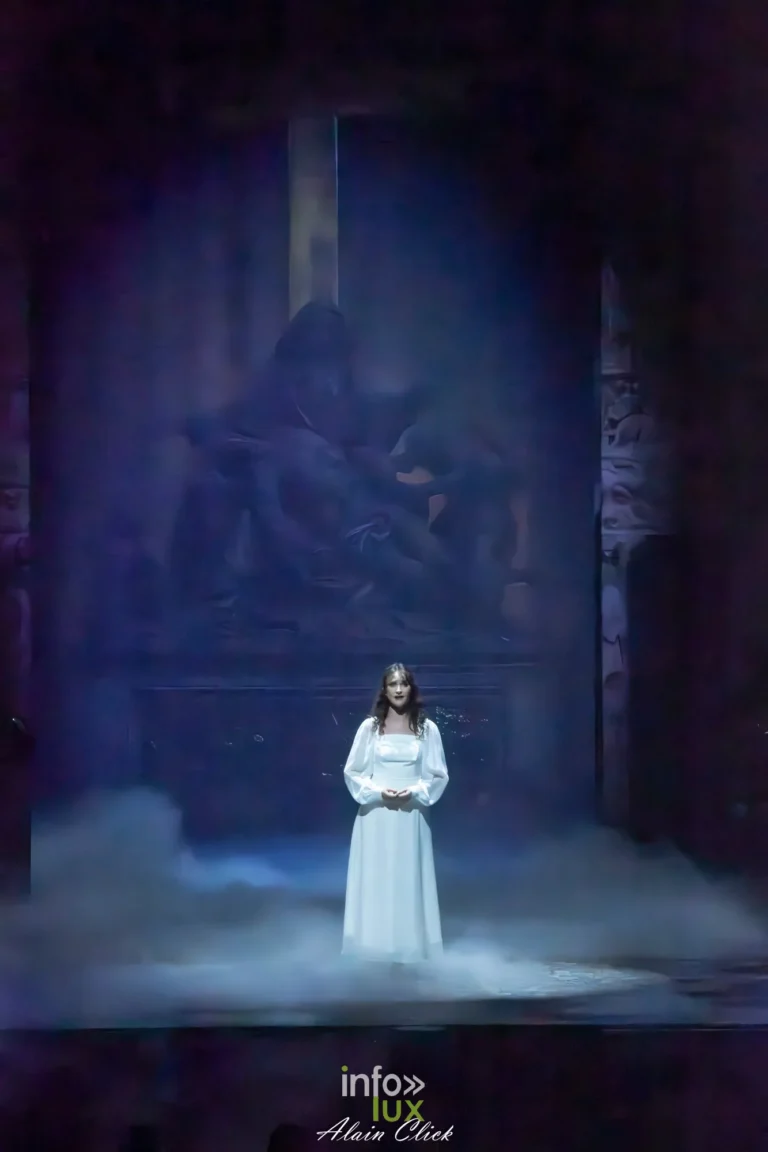 Une femme en robe blanche dans la brume devant la Pietà, La Dame de Pierre