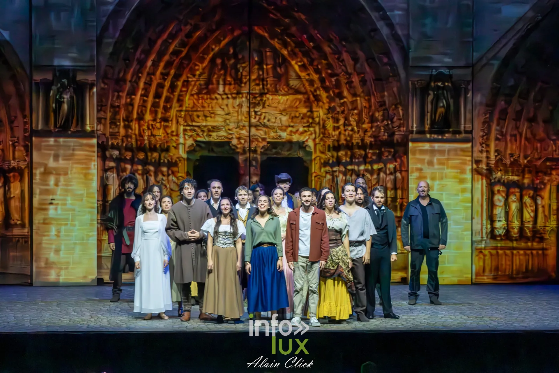 Salut final de la troupe devant la façade, La Dame de Pierre