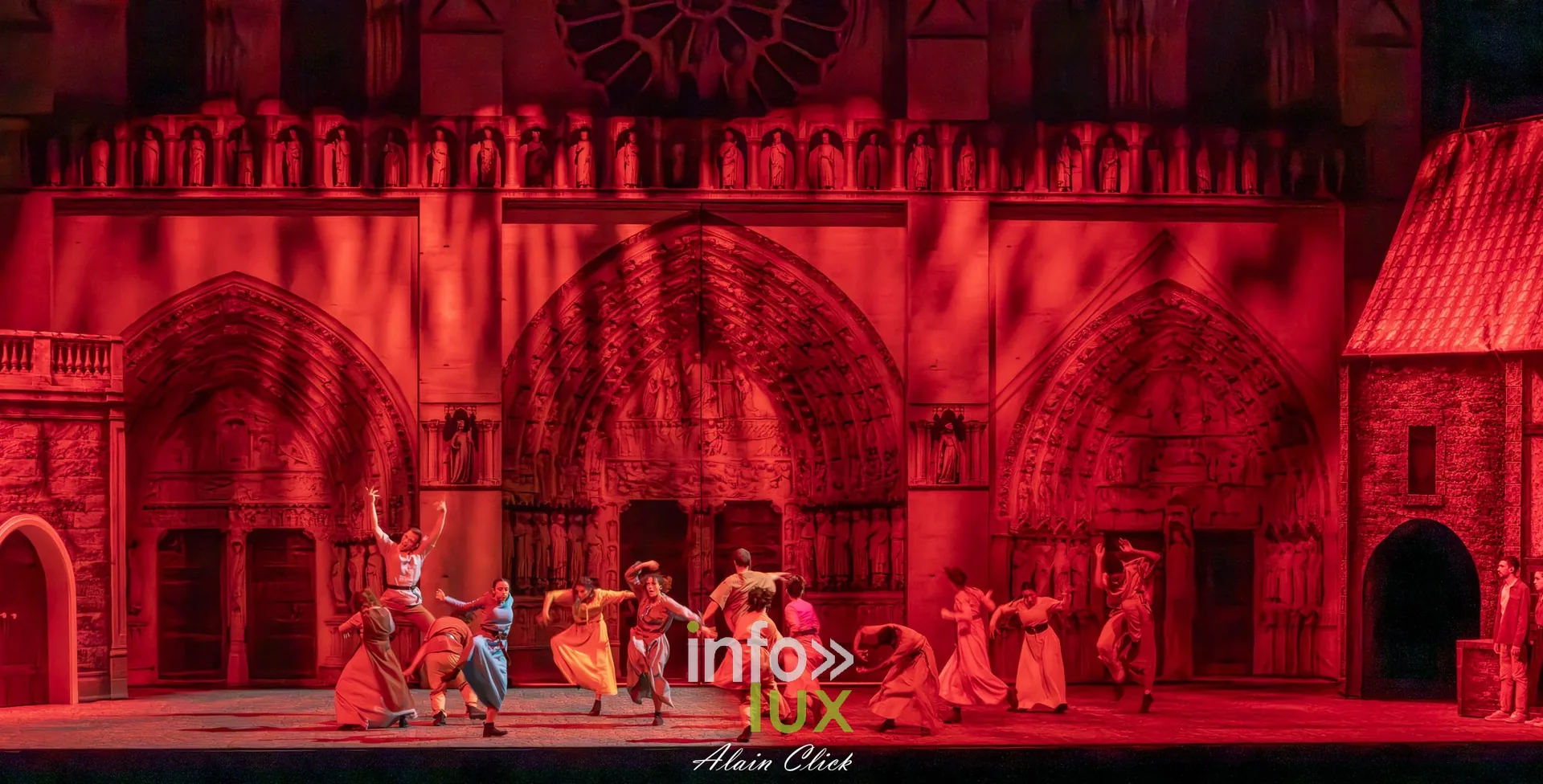 Danseurs en rouge, façade rouge, mouvement, La Dame de Pierre