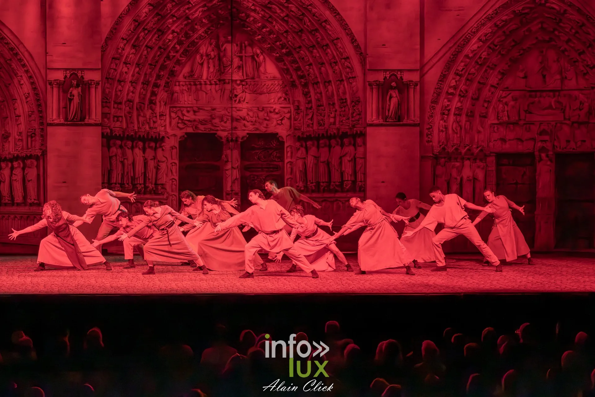 Danseurs en rouge courbés en ligne, La Dame de Pierre