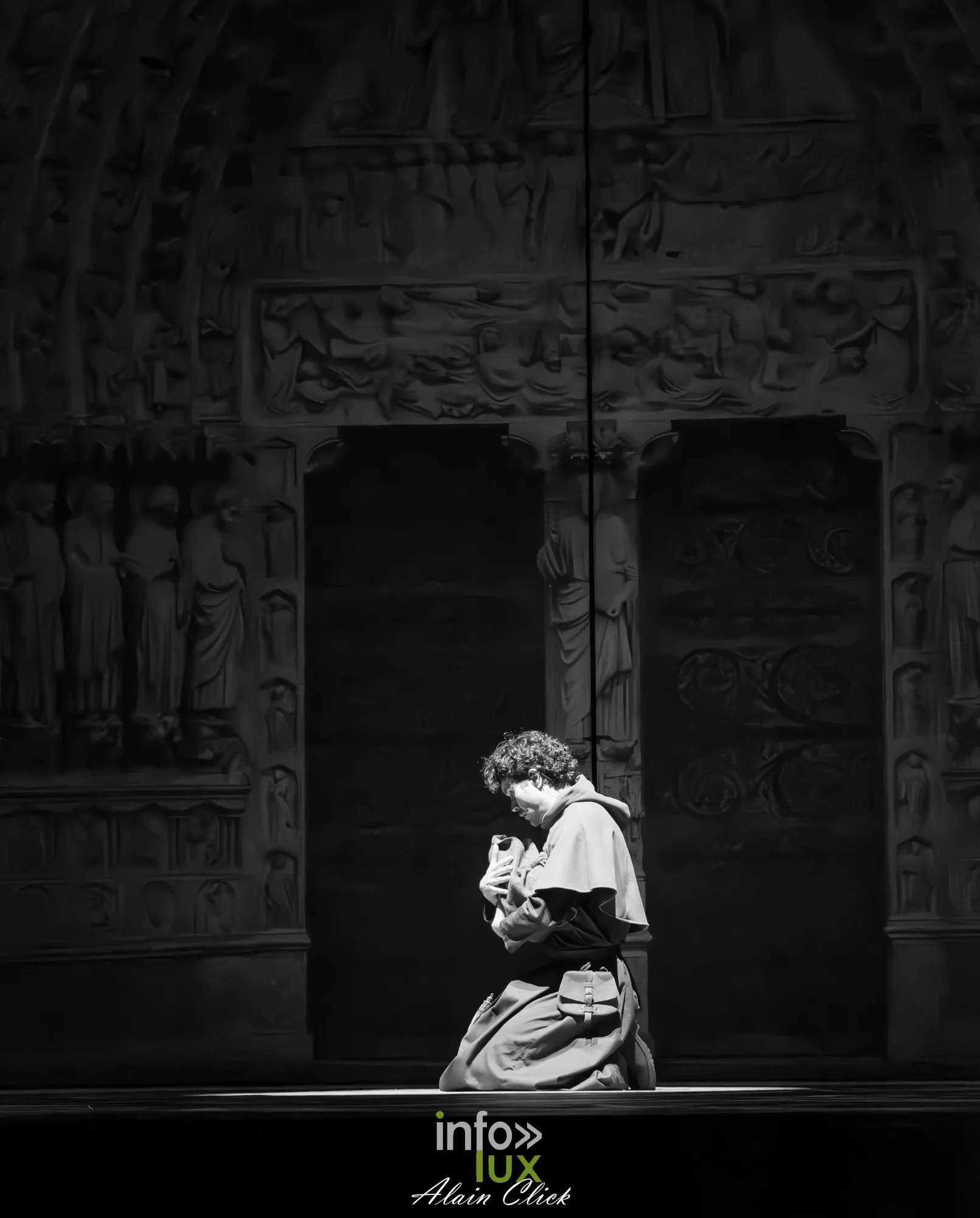 Un homme agenouillé au portail de Notre-Dame, en noir et blanc, La Dame de Pierre